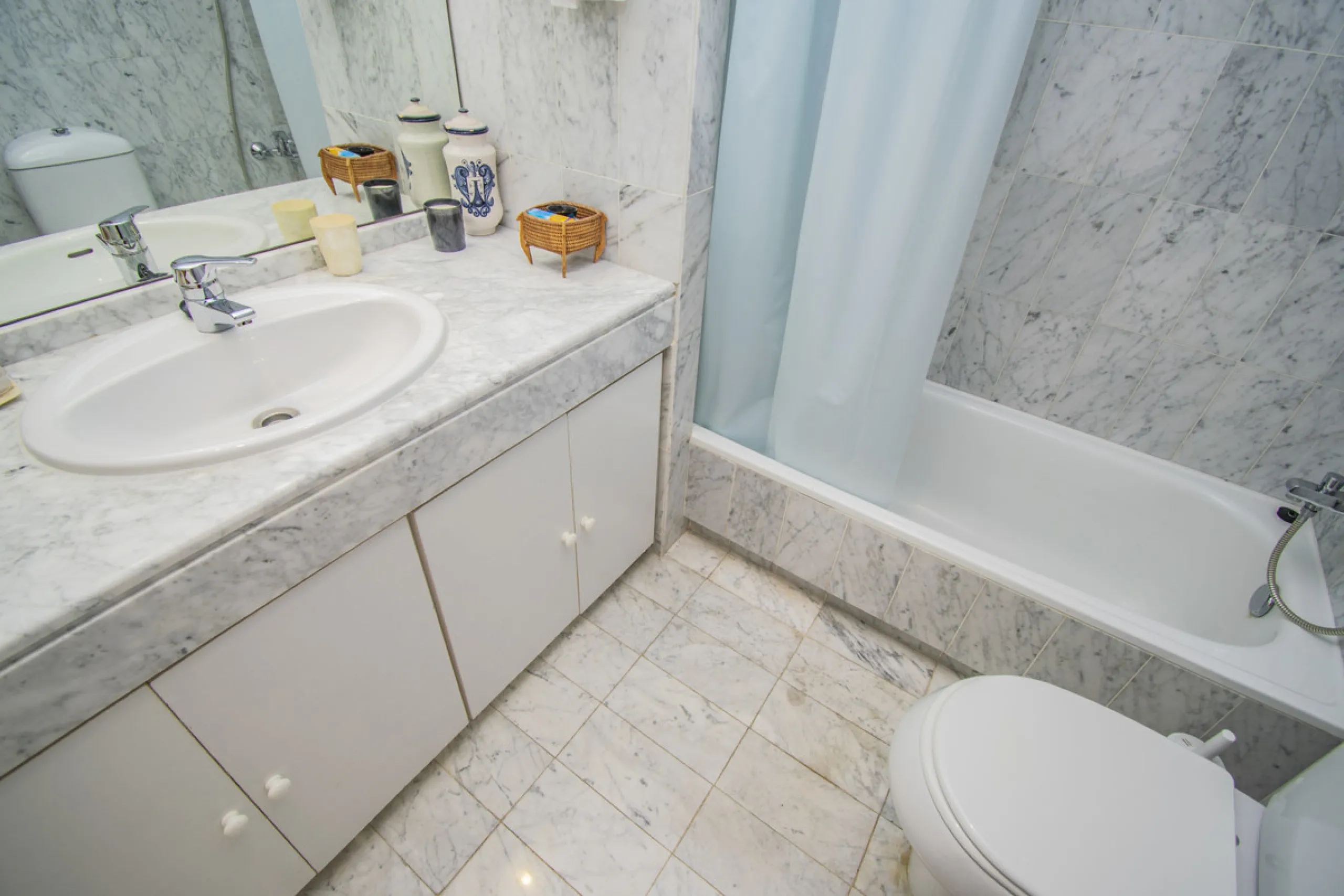 Spacious property located in the Atalaya area, next to Guadalmina Alta, just minutes from all amenities and surrounded by some of the best golf courses in the area: Atalaya, El Paraiso, Los Arqueros, Guadalmina, etc.