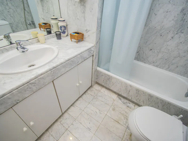 Spacious property located in the Atalaya area, next to Guadalmina Alta, just minutes from all amenities and surrounded by some of the best golf courses in the area: Atalaya, El Paraiso, Los Arqueros, Guadalmina, etc.