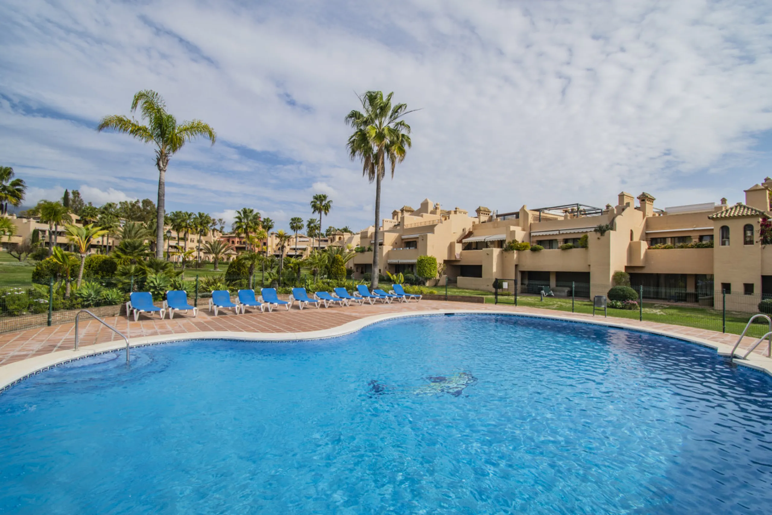 Spacious property located in the Atalaya area, next to Guadalmina Alta, just minutes from all amenities and surrounded by some of the best golf courses in the area: Atalaya, El Paraiso, Los Arqueros, Guadalmina, etc.