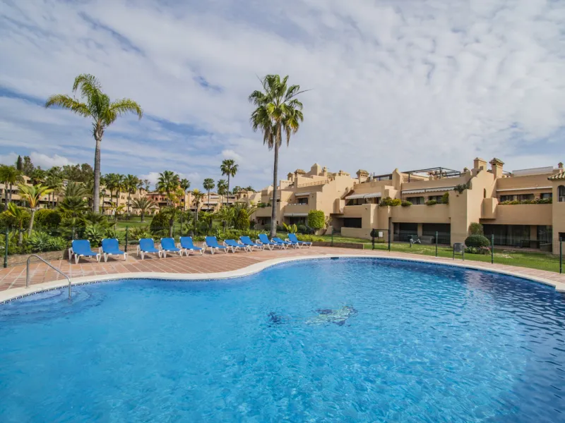 Spacious property located in the Atalaya area, next to Guadalmina Alta, just minutes from all amenities and surrounded by some of the best golf courses in the area: Atalaya, El Paraiso, Los Arqueros, Guadalmina, etc.