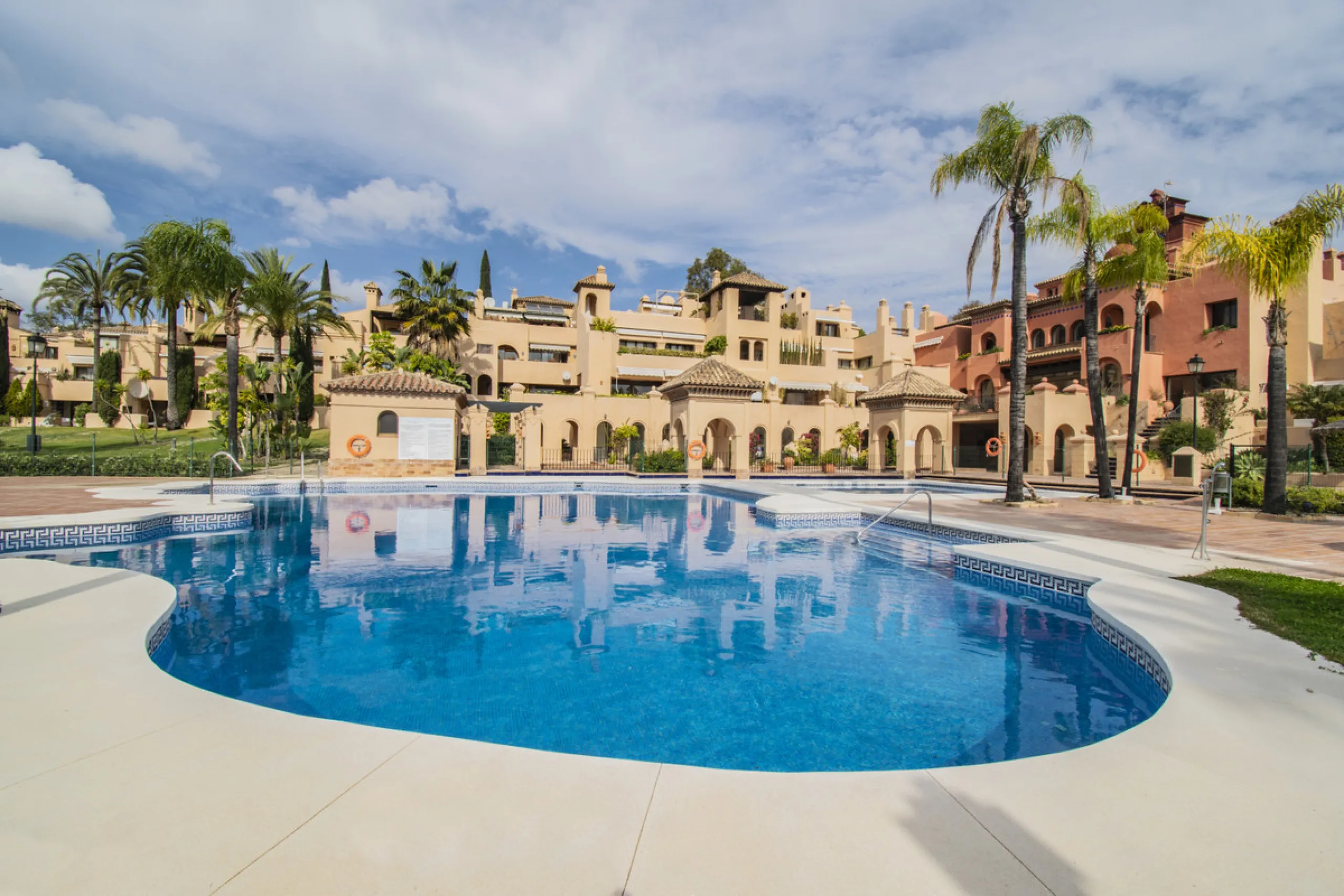 Spacious property located in the Atalaya area, next to Guadalmina Alta, just minutes from all amenities and surrounded by some of the best golf courses in the area: Atalaya, El Paraiso, Los Arqueros, Guadalmina, etc.
