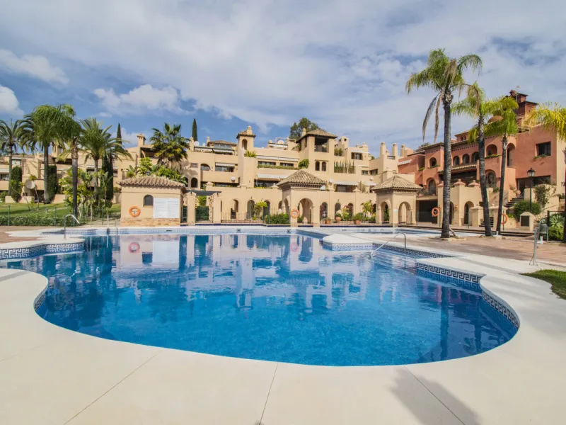 Spacious property located in the Atalaya area, next to Guadalmina Alta, just minutes from all amenities and surrounded by some of the best golf courses in the area: Atalaya, El Paraiso, Los Arqueros, Guadalmina, etc.