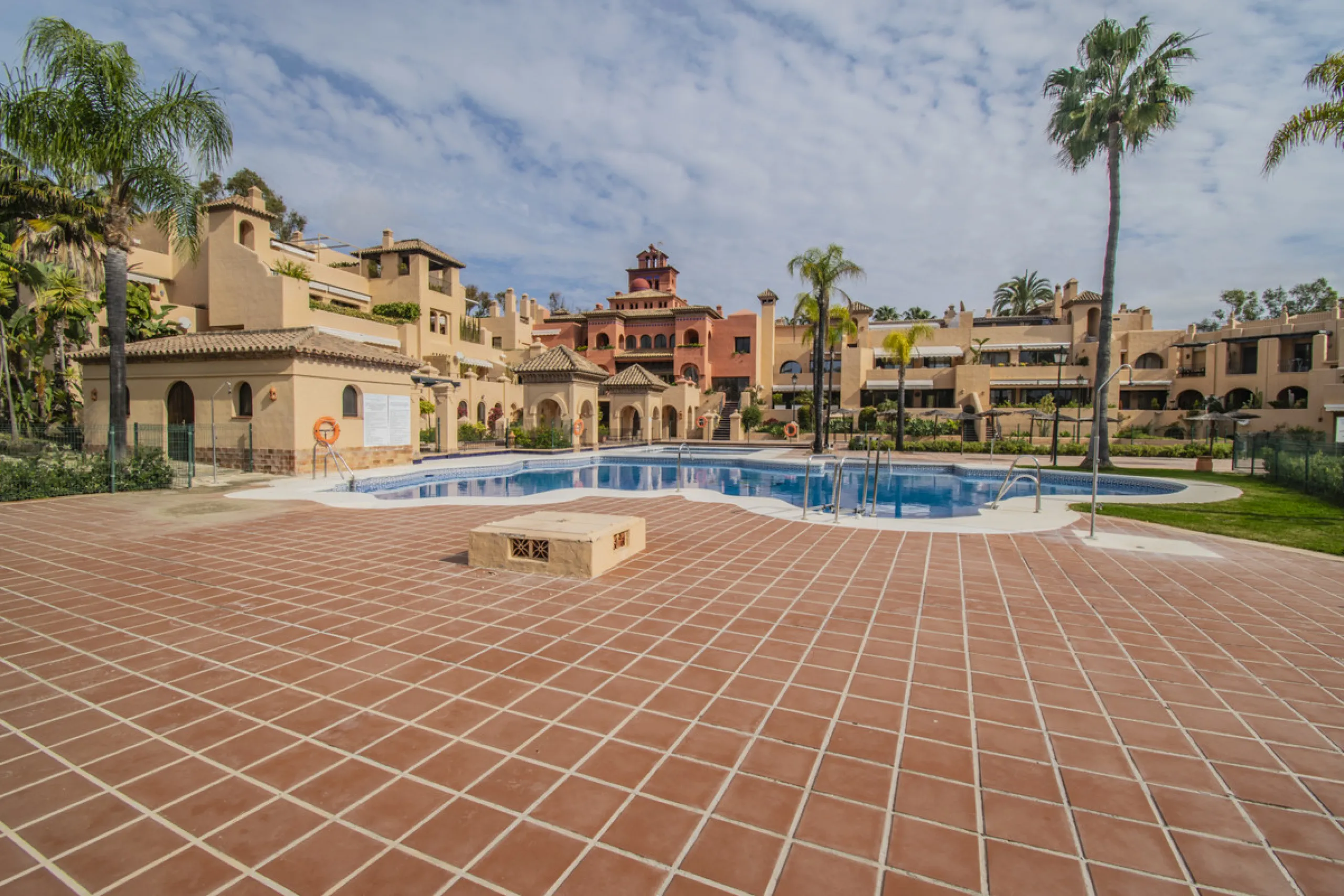 Spacious property located in the Atalaya area, next to Guadalmina Alta, just minutes from all amenities and surrounded by some of the best golf courses in the area: Atalaya, El Paraiso, Los Arqueros, Guadalmina, etc.