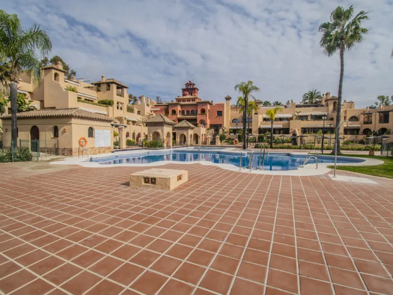 Spacious property located in the Atalaya area, next to Guadalmina Alta, just minutes from all amenities and surrounded by some of the best golf courses in the area: Atalaya, El Paraiso, Los Arqueros, Guadalmina, etc.