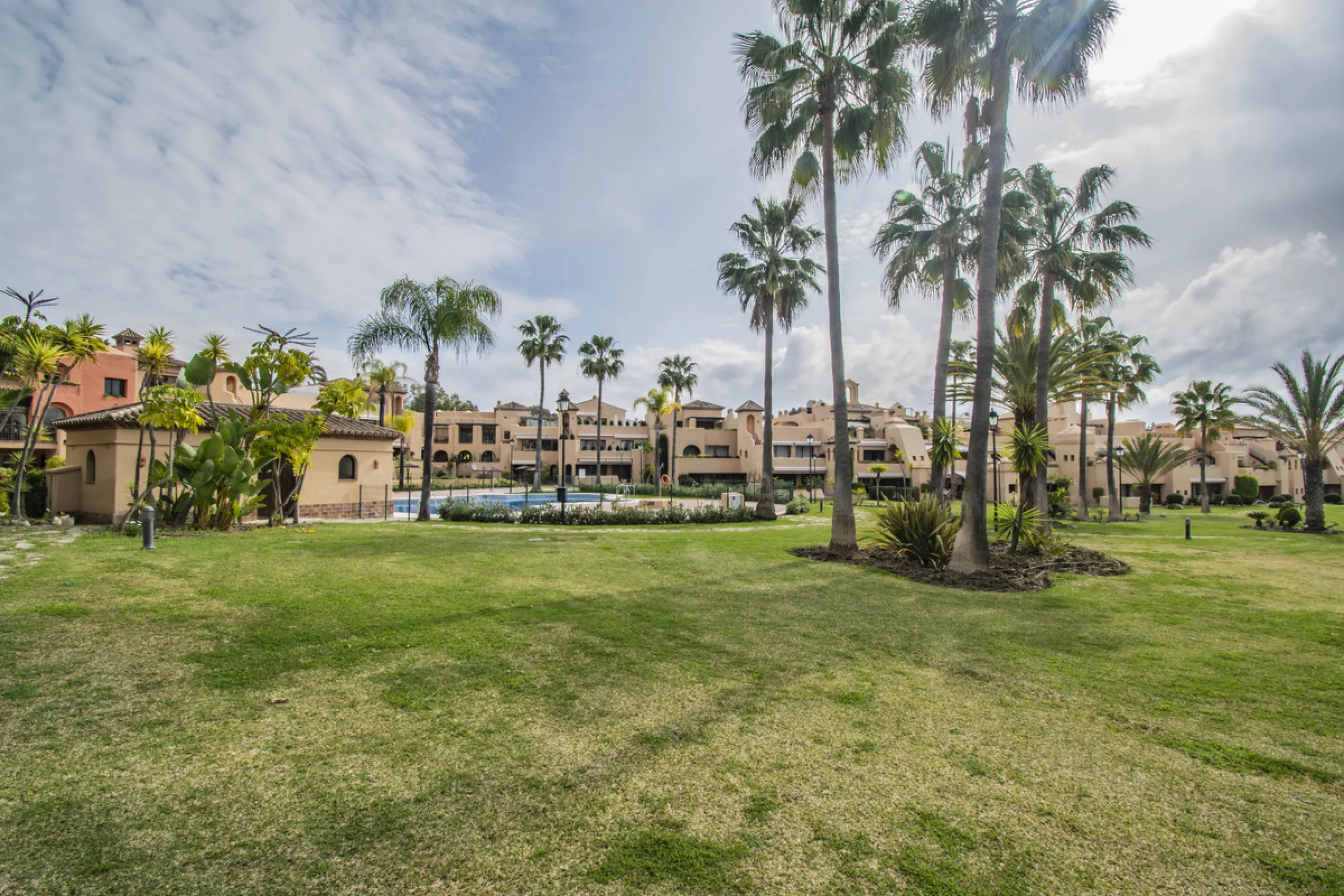 Spacious property located in the Atalaya area, next to Guadalmina Alta, just minutes from all amenities and surrounded by some of the best golf courses in the area: Atalaya, El Paraiso, Los Arqueros, Guadalmina, etc.