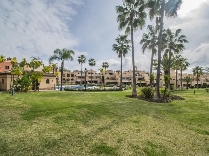 Spacious property located in the Atalaya area, next to Guadalmina Alta, just minutes from all amenities and surrounded by some of the best golf courses in the area: Atalaya, El Paraiso, Los Arqueros, Guadalmina, etc.