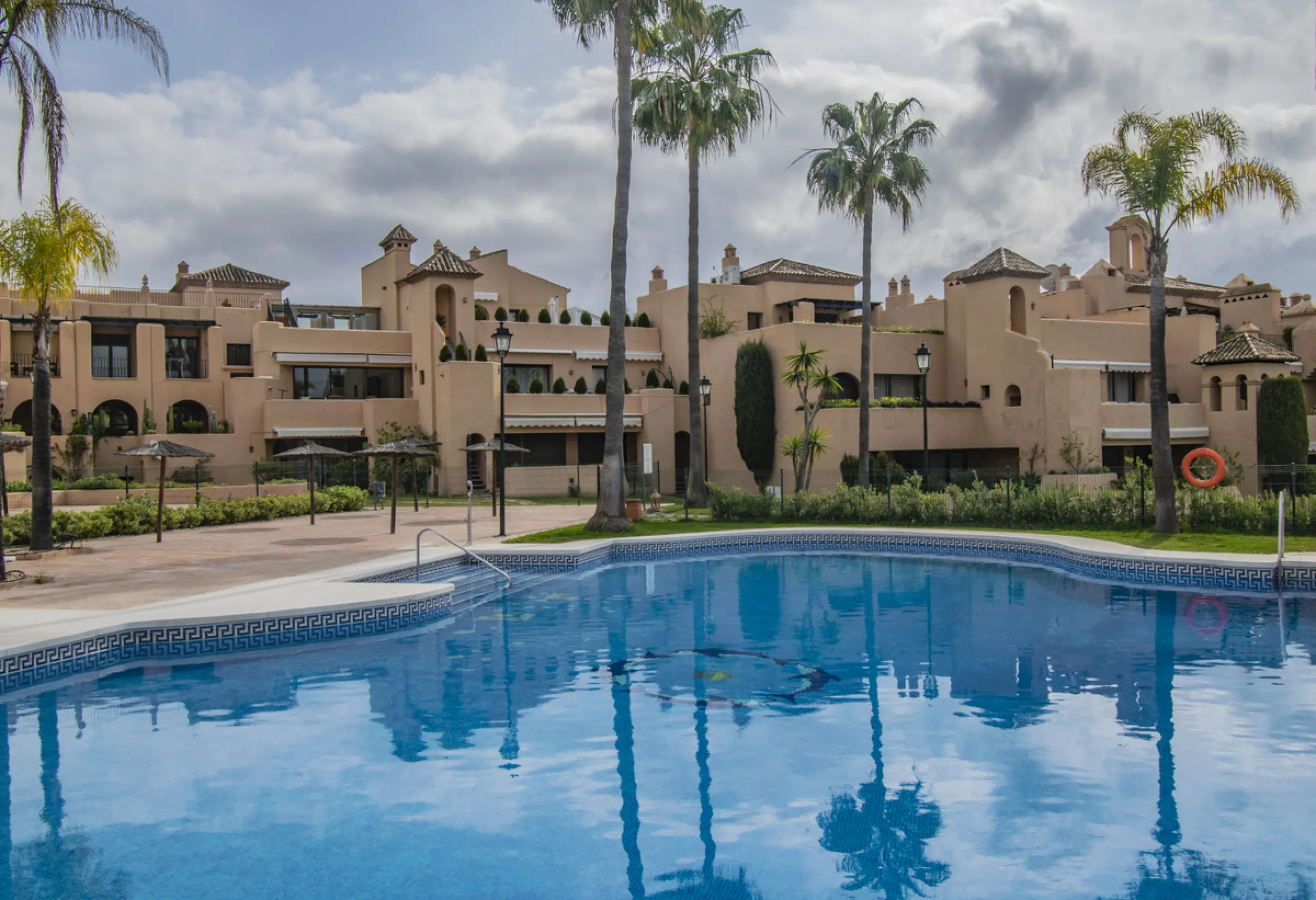 Spacious property located in the Atalaya area, next to Guadalmina Alta, just minutes from all amenities and surrounded by some of the best golf courses in the area: Atalaya, El Paraiso, Los Arqueros, Guadalmina, etc.