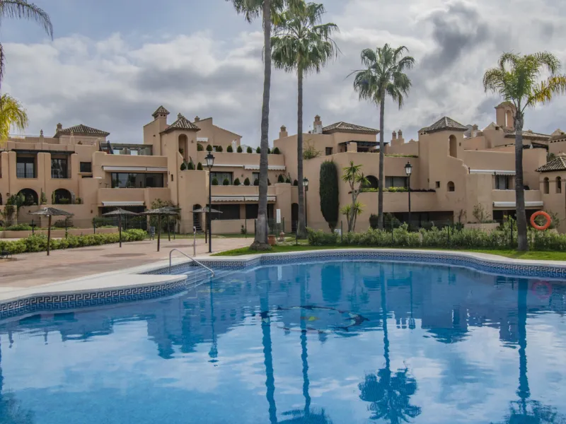 Spacious property located in the Atalaya area, next to Guadalmina Alta, just minutes from all amenities and surrounded by some of the best golf courses in the area: Atalaya, El Paraiso, Los Arqueros, Guadalmina, etc.