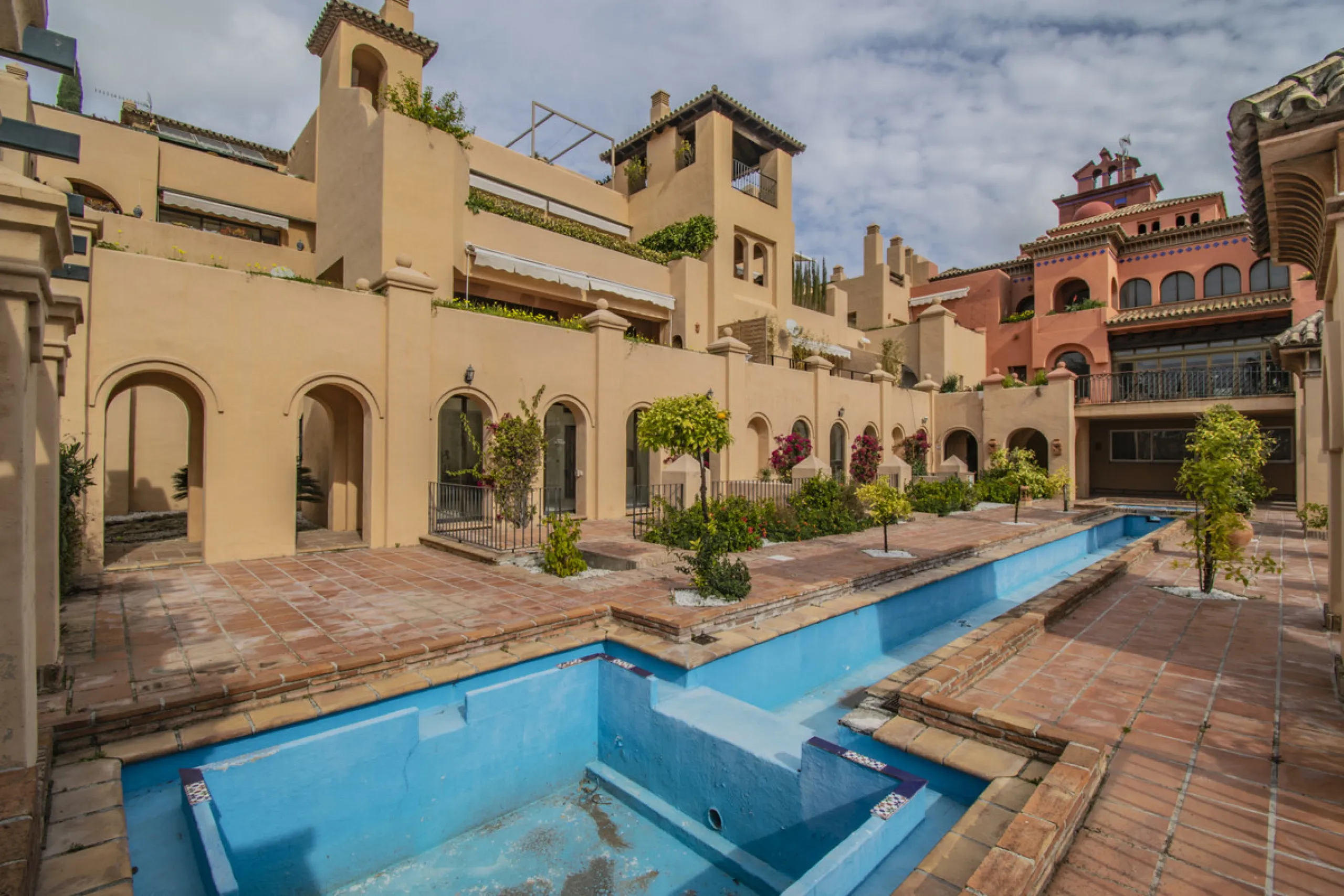 Spacious property located in the Atalaya area, next to Guadalmina Alta, just minutes from all amenities and surrounded by some of the best golf courses in the area: Atalaya, El Paraiso, Los Arqueros, Guadalmina, etc.