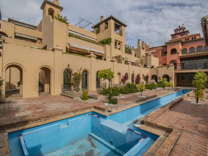 Spacious property located in the Atalaya area, next to Guadalmina Alta, just minutes from all amenities and surrounded by some of the best golf courses in the area: Atalaya, El Paraiso, Los Arqueros, Guadalmina, etc.