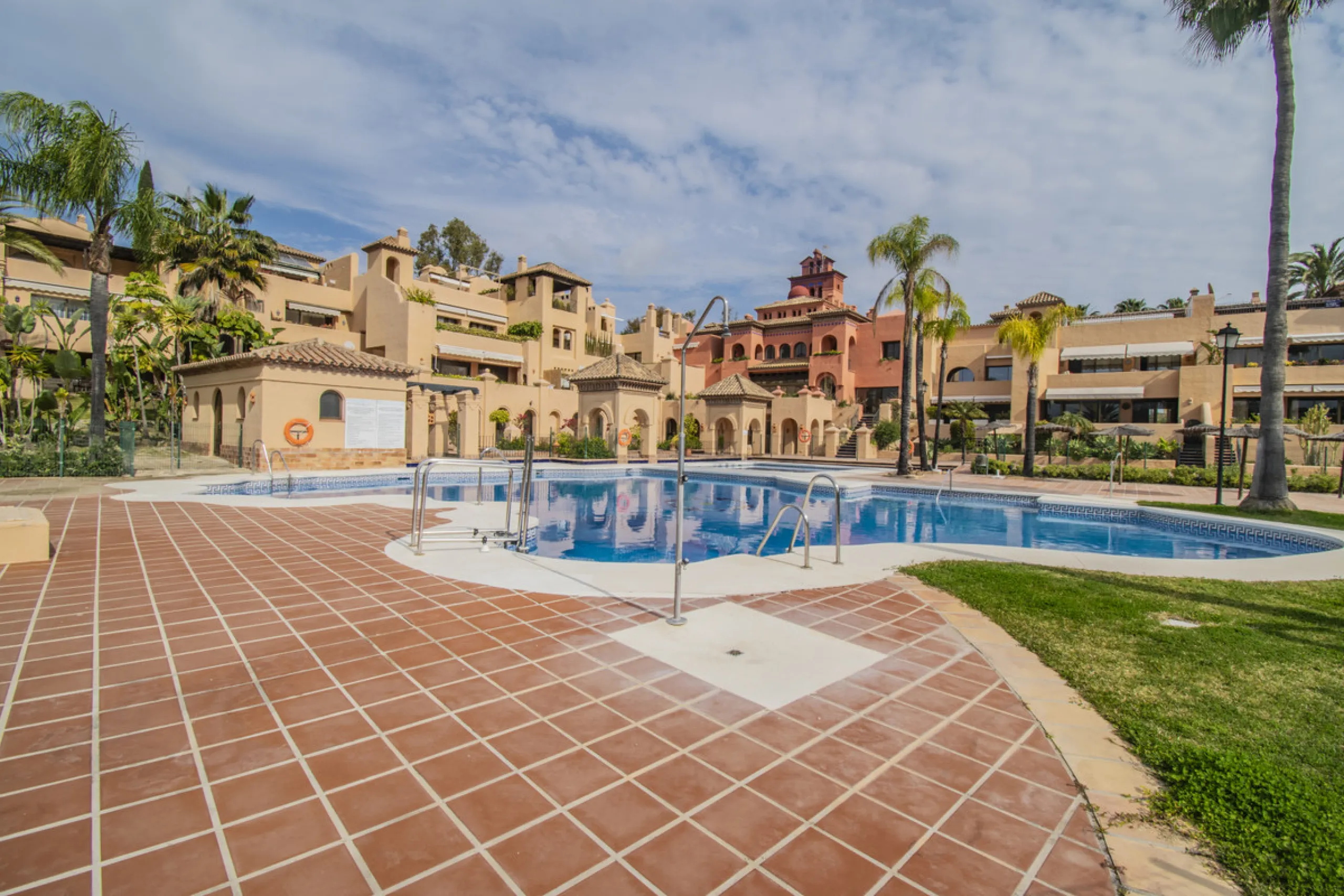 Spacious property located in the Atalaya area, next to Guadalmina Alta, just minutes from all amenities and surrounded by some of the best golf courses in the area: Atalaya, El Paraiso, Los Arqueros, Guadalmina, etc.