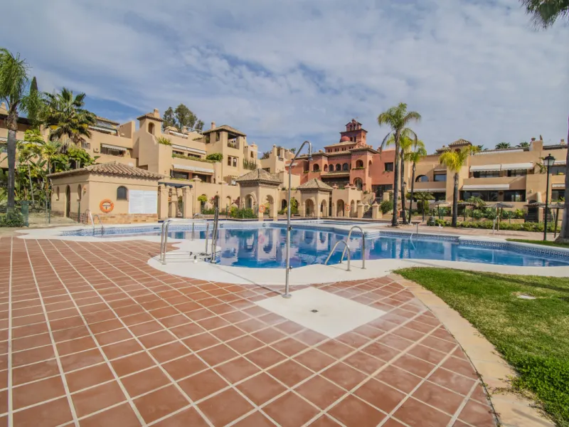 Spacious property located in the Atalaya area, next to Guadalmina Alta, just minutes from all amenities and surrounded by some of the best golf courses in the area: Atalaya, El Paraiso, Los Arqueros, Guadalmina, etc.