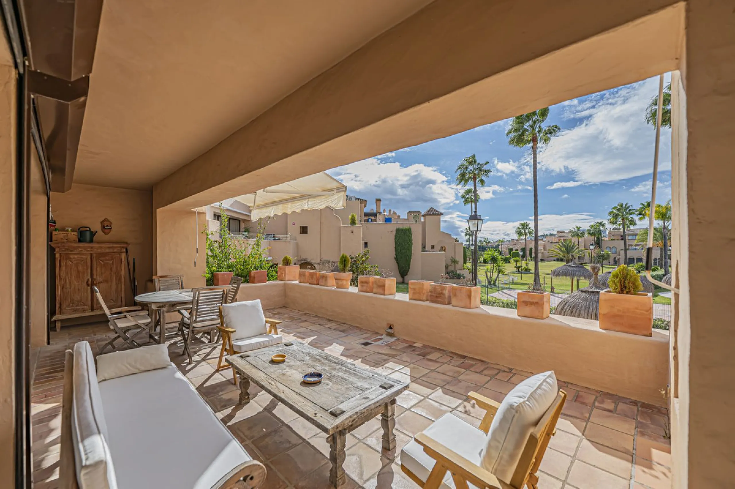 Spacious property located in the Atalaya area, next to Guadalmina Alta, just minutes from all amenities and surrounded by some of the best golf courses in the area: Atalaya, El Paraiso, Los Arqueros, Guadalmina, etc.