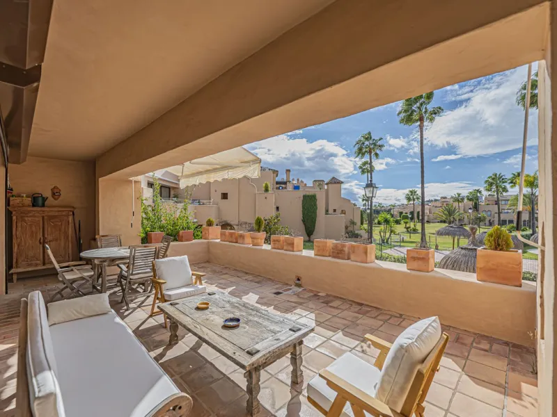 Spacious property located in the Atalaya area, next to Guadalmina Alta, just minutes from all amenities and surrounded by some of the best golf courses in the area: Atalaya, El Paraiso, Los Arqueros, Guadalmina, etc.