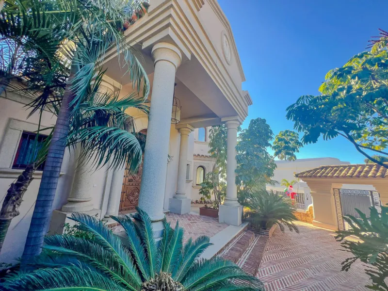 IMPRESSIVE 5-BEDROOM VILLA IN LOS FLAMINGOS, BENAHAVÍS