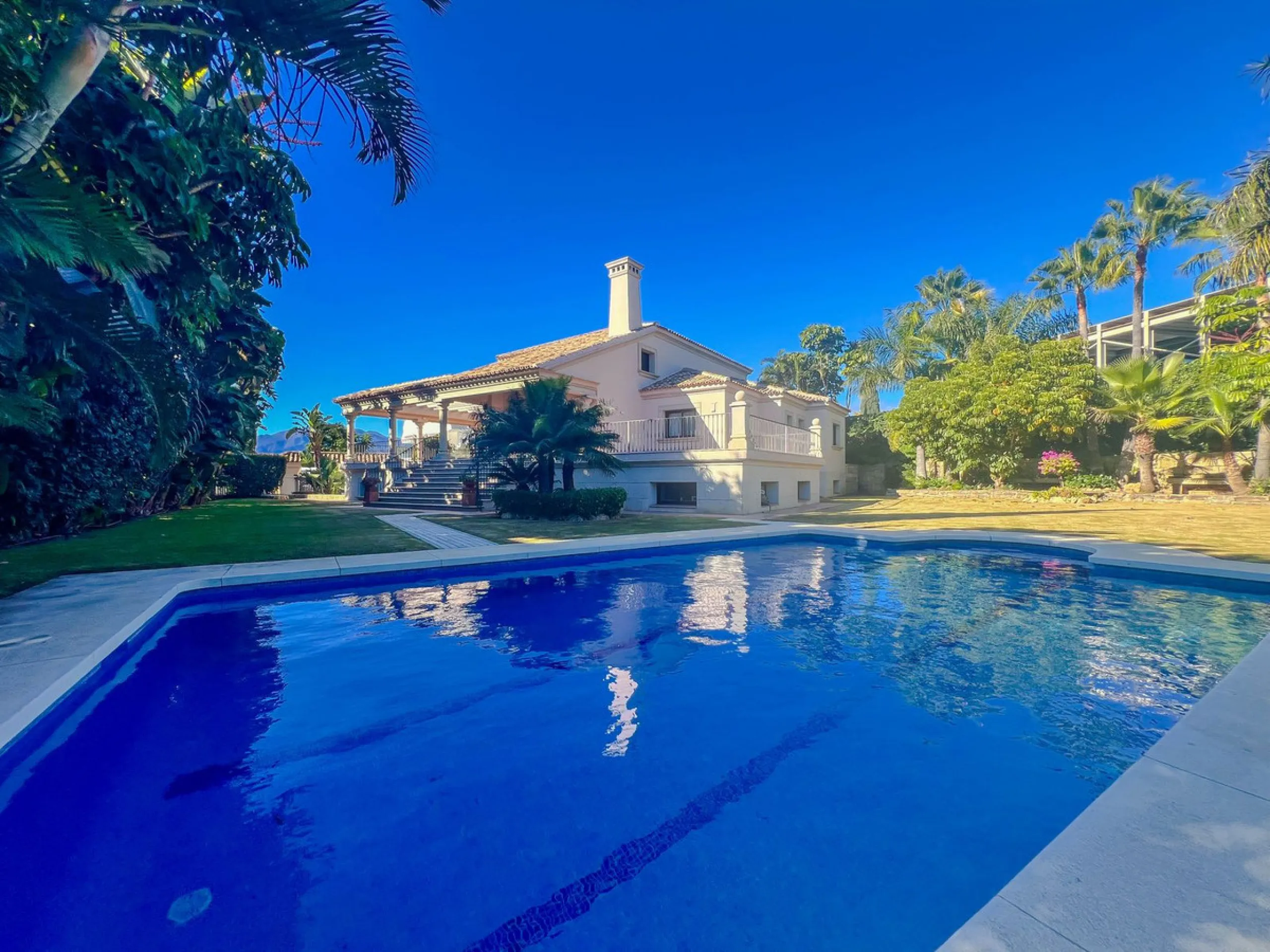 IMPRESSIVE 5-BEDROOM VILLA IN LOS FLAMINGOS, BENAHAVÍS