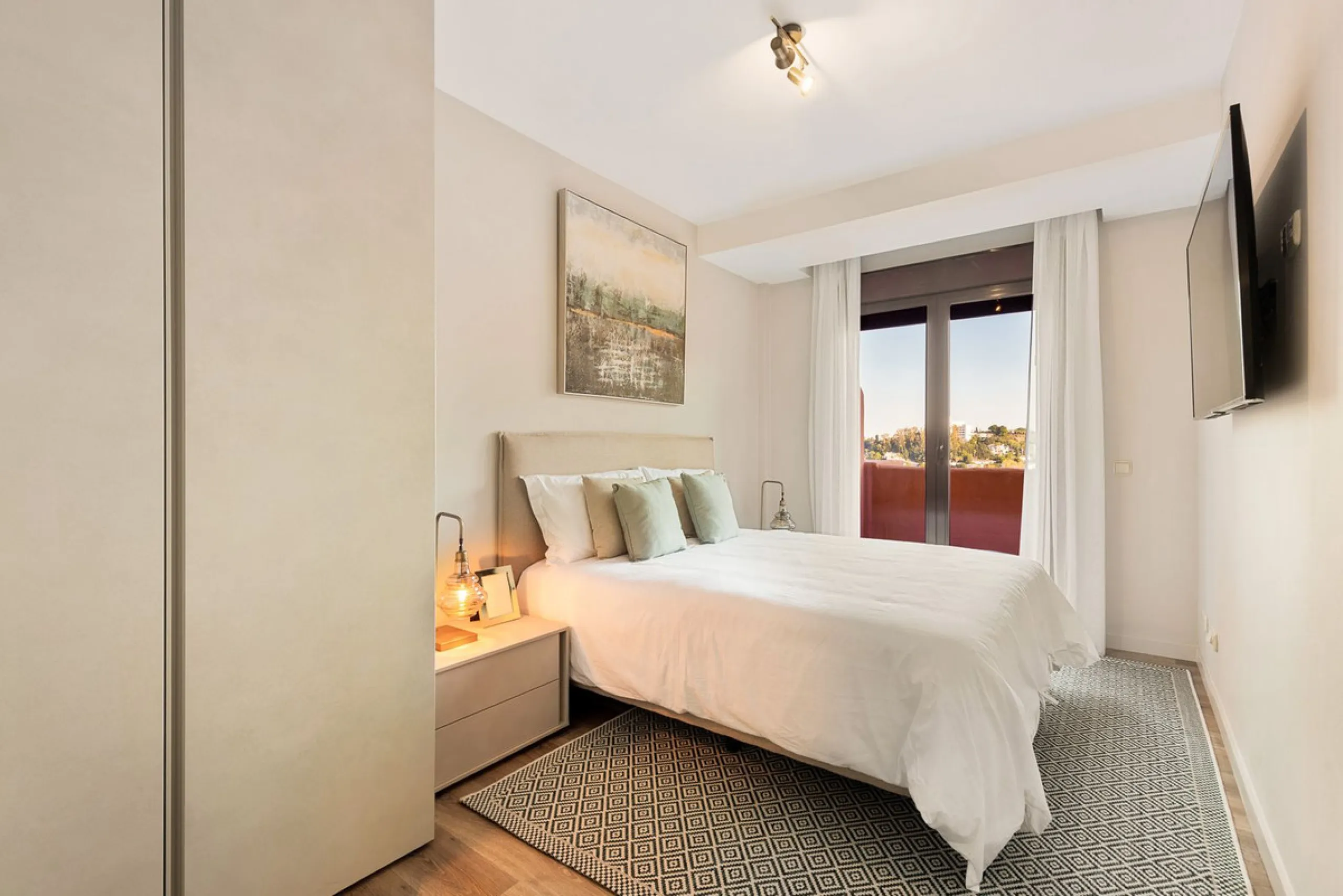 Beautiful, fully furnished  2 Bed 2 Bath apartment with Panoramic views of La Concha Mountain, El Paraíso Golf Course and the Mediterranean Sea.