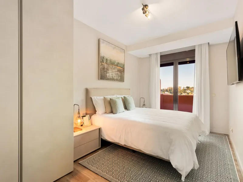 Beautiful, fully furnished  2 Bed 2 Bath apartment with Panoramic views of La Concha Mountain, El Paraíso Golf Course and the Mediterranean Sea.