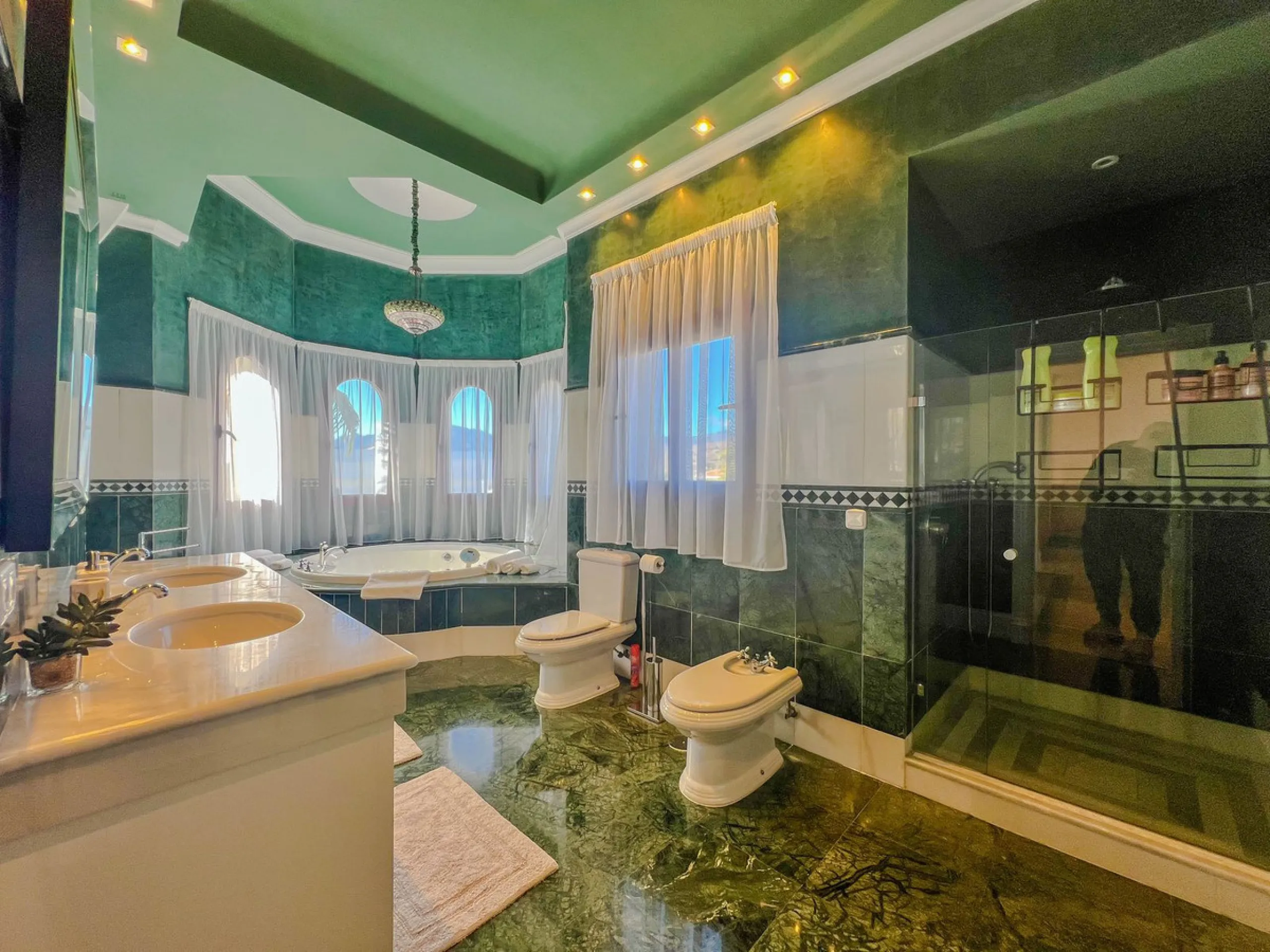IMPRESSIVE 5-BEDROOM VILLA IN LOS FLAMINGOS, BENAHAVÍS