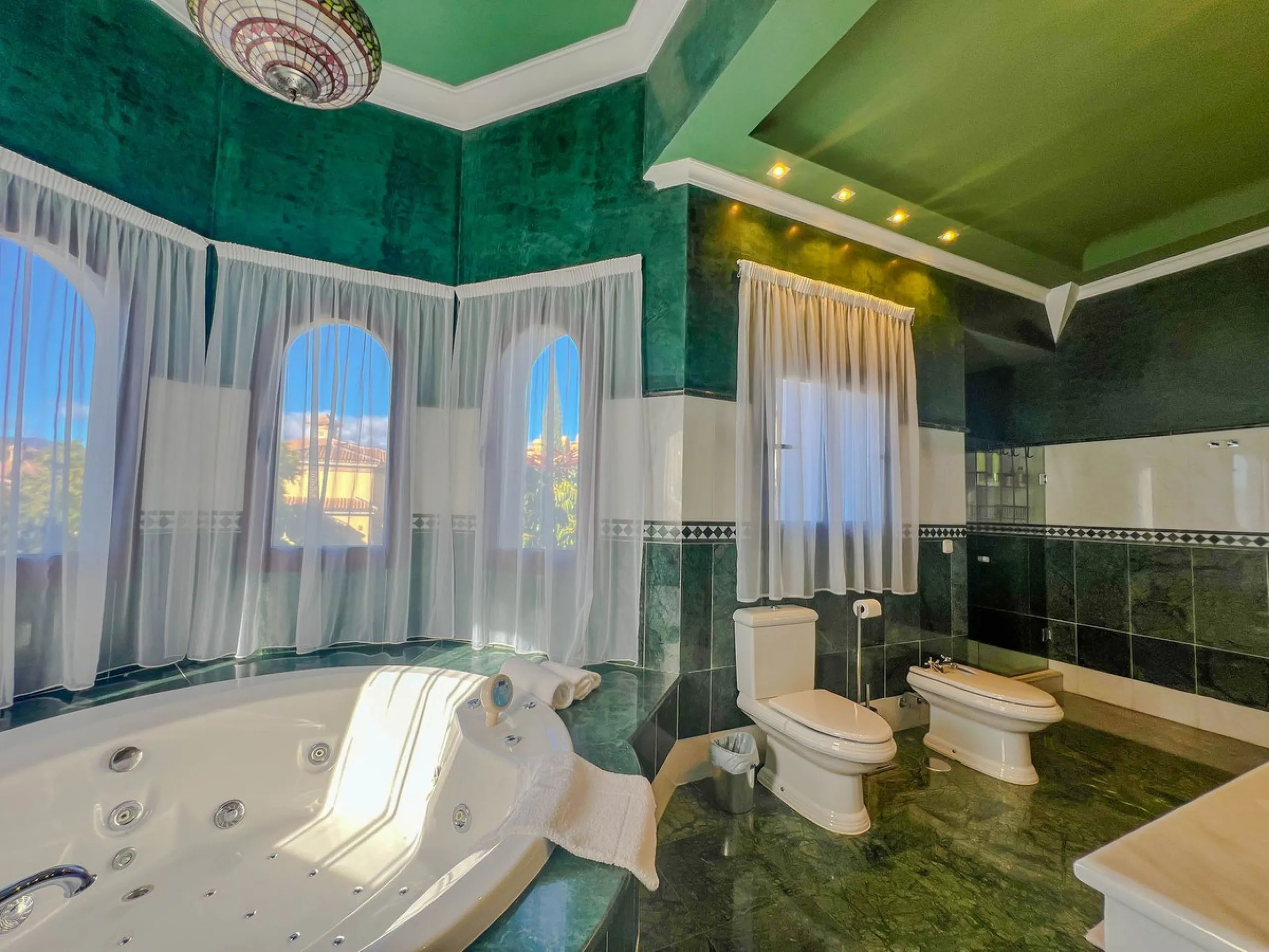 IMPRESSIVE 5-BEDROOM VILLA IN LOS FLAMINGOS, BENAHAVÍS