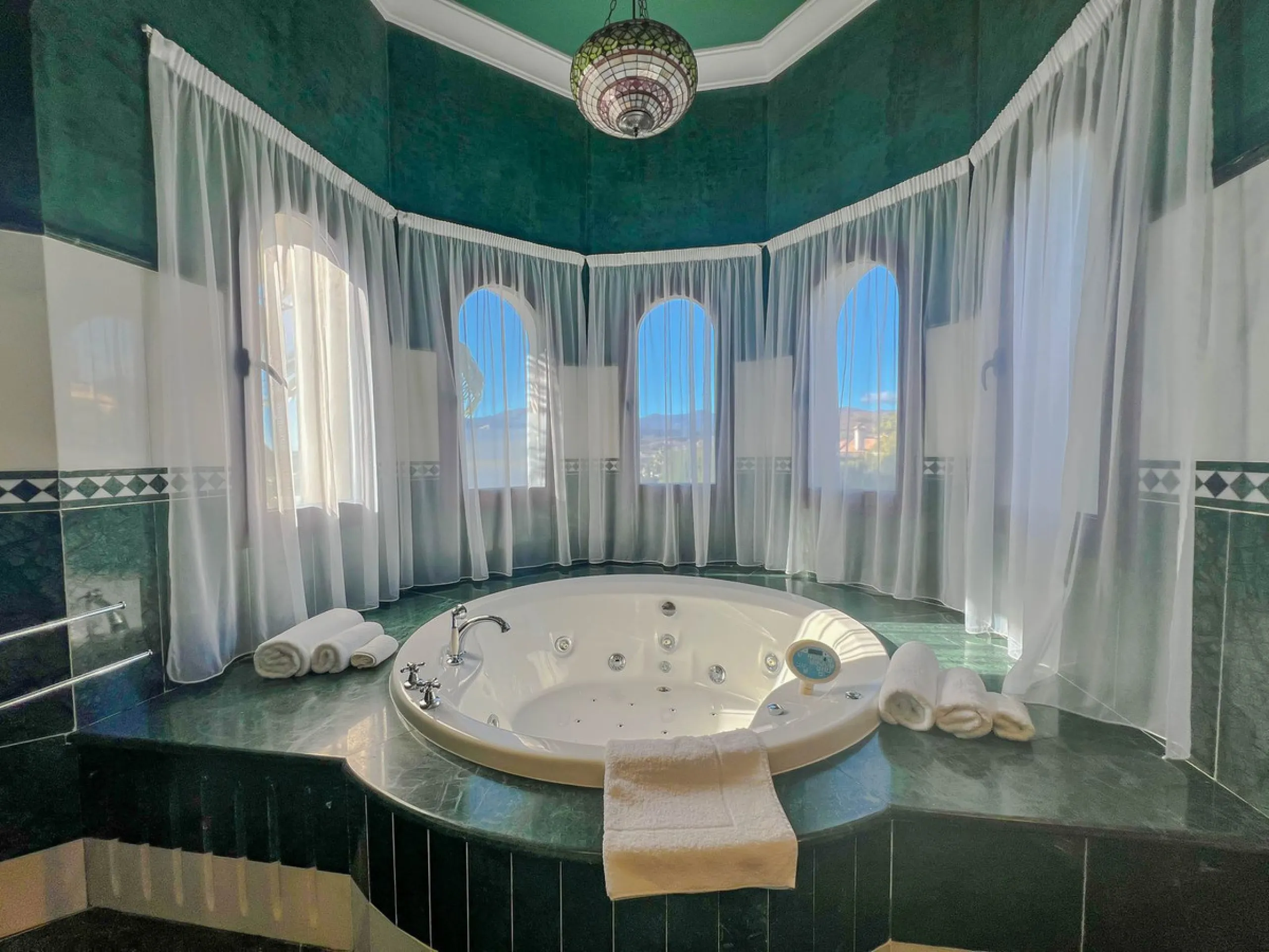 IMPRESSIVE 5-BEDROOM VILLA IN LOS FLAMINGOS, BENAHAVÍS