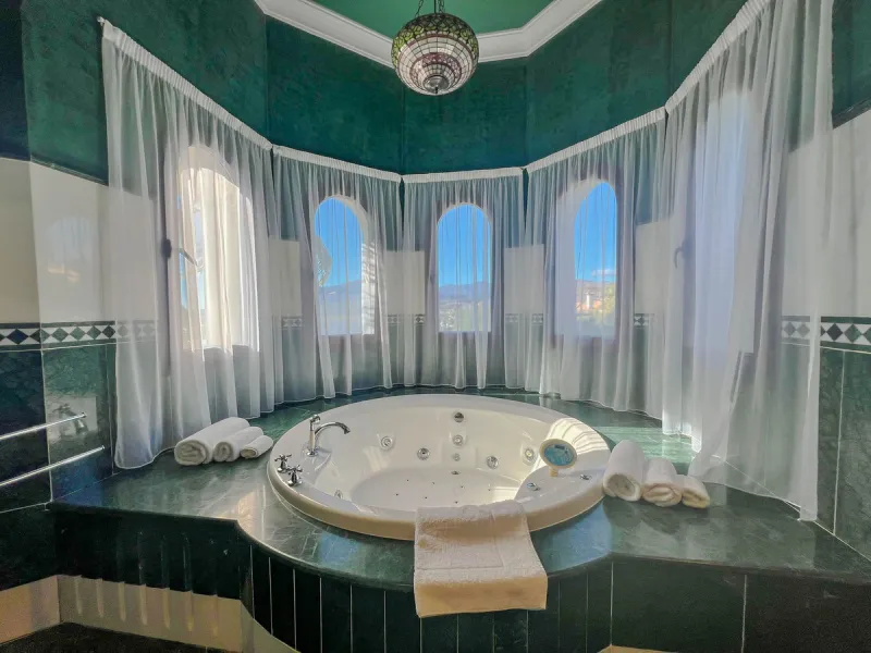 IMPRESSIVE 5-BEDROOM VILLA IN LOS FLAMINGOS, BENAHAVÍS
