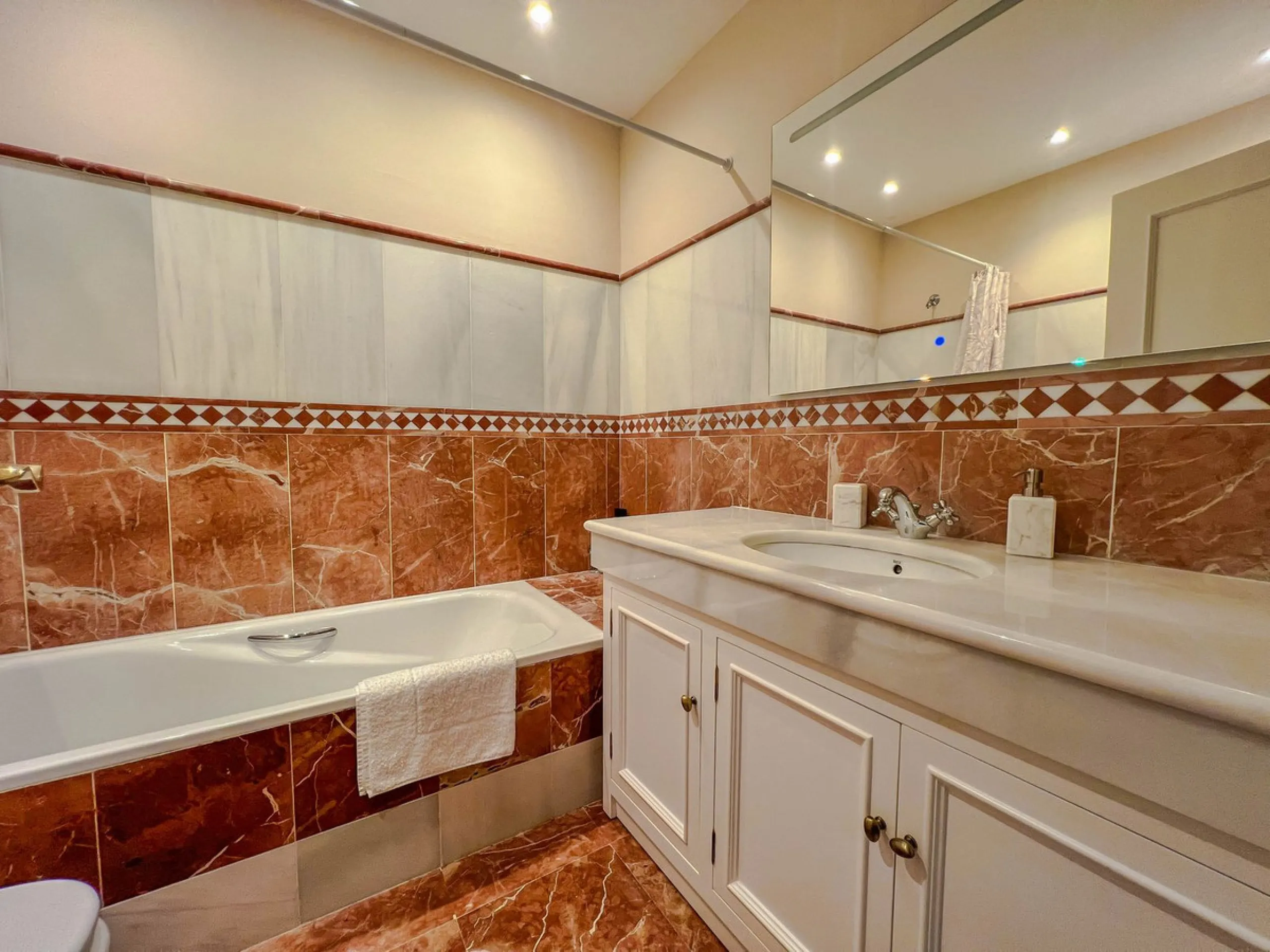 IMPRESSIVE 5-BEDROOM VILLA IN LOS FLAMINGOS, BENAHAVÍS
