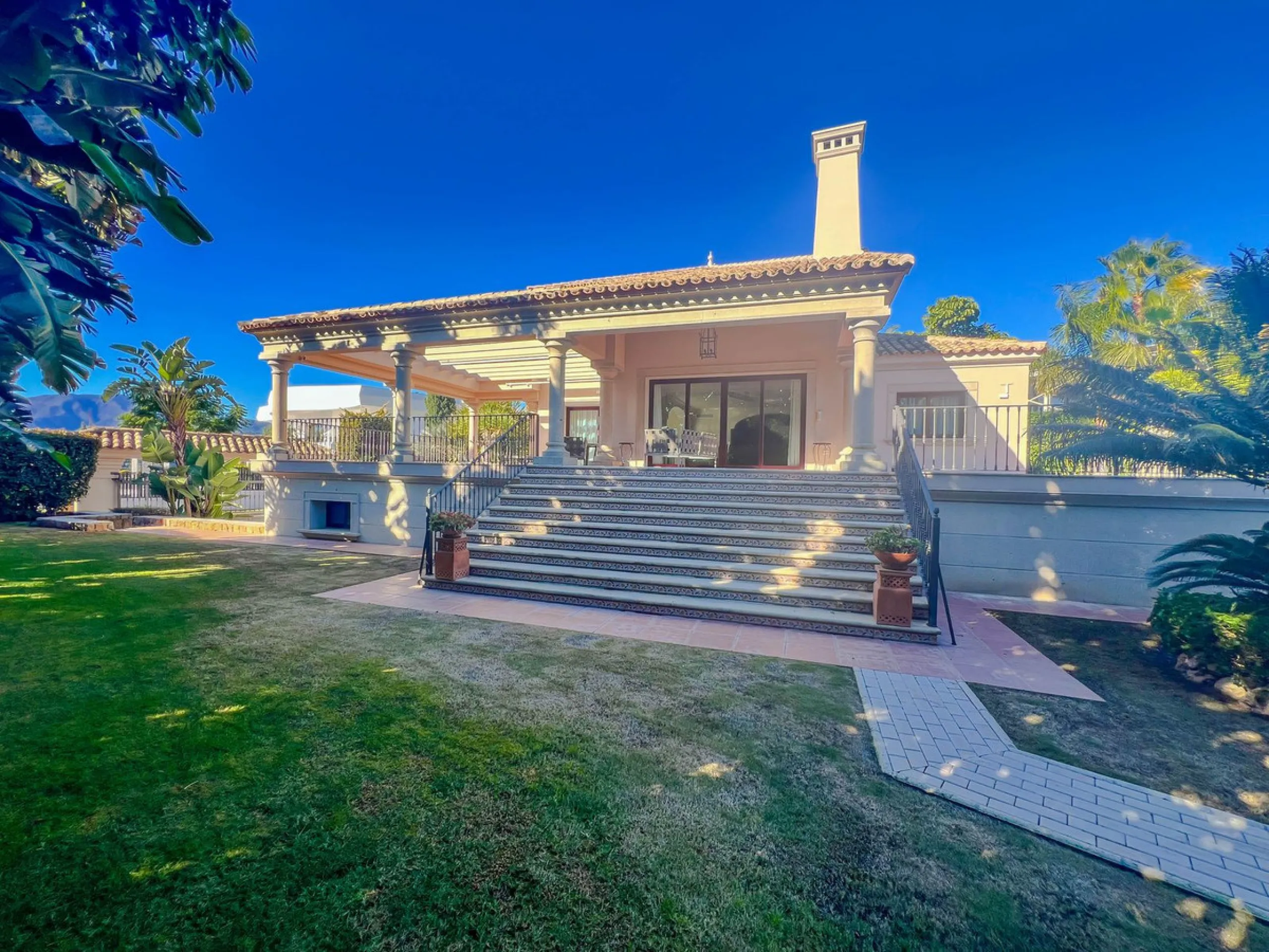 IMPRESSIVE 5-BEDROOM VILLA IN LOS FLAMINGOS, BENAHAVÍS