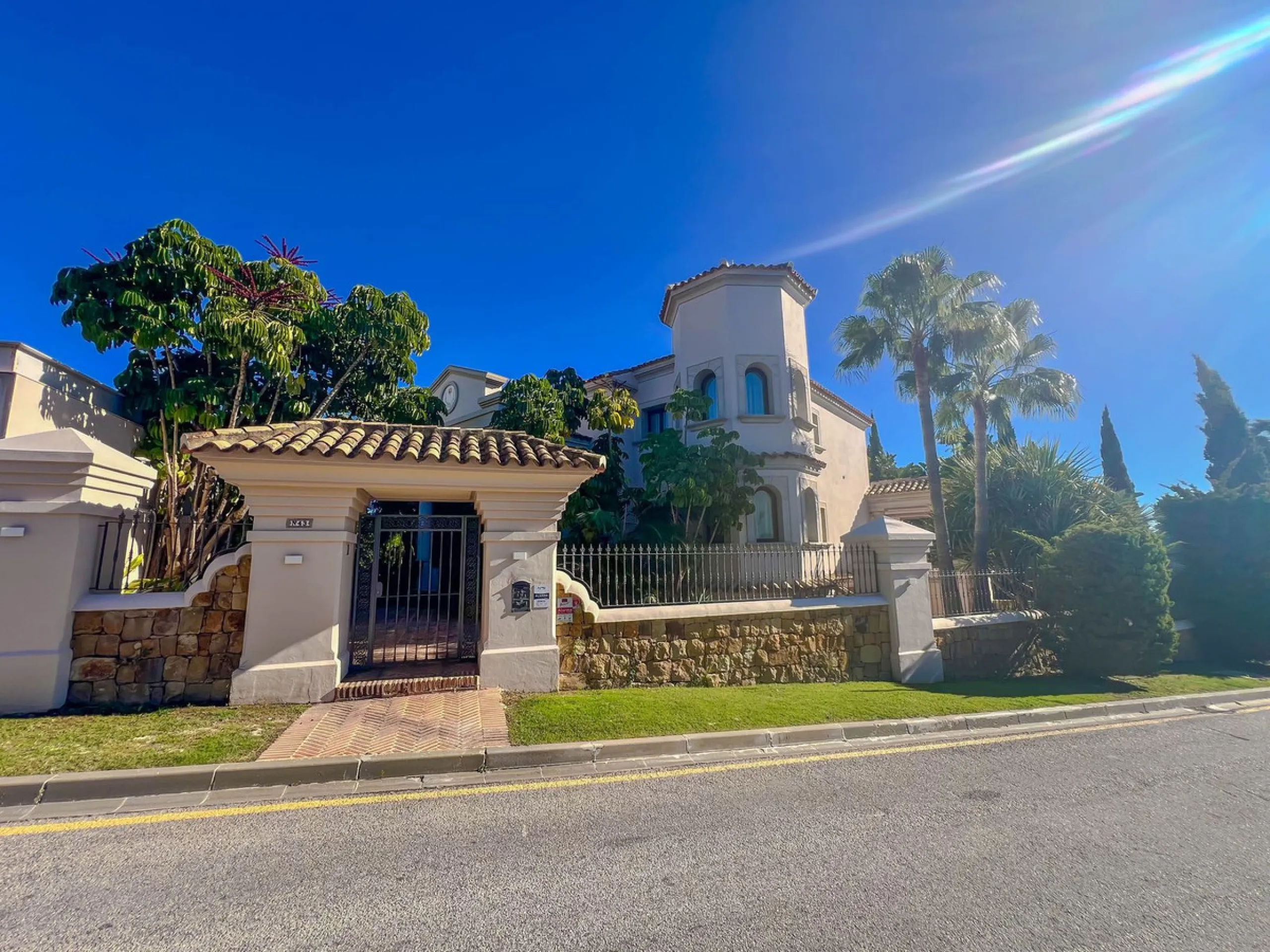 IMPRESSIVE 5-BEDROOM VILLA IN LOS FLAMINGOS, BENAHAVÍS