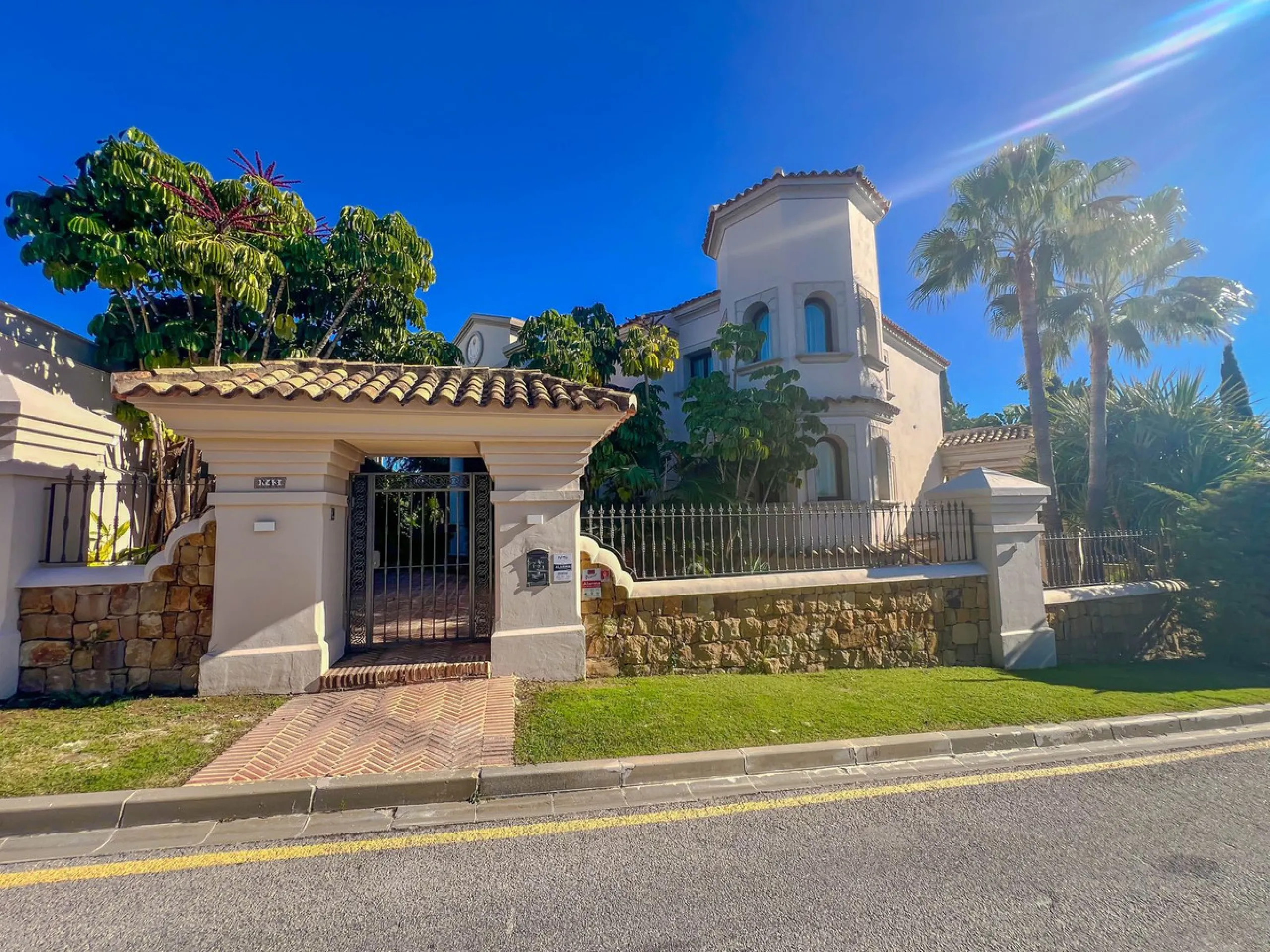 IMPRESSIVE 5-BEDROOM VILLA IN LOS FLAMINGOS, BENAHAVÍS