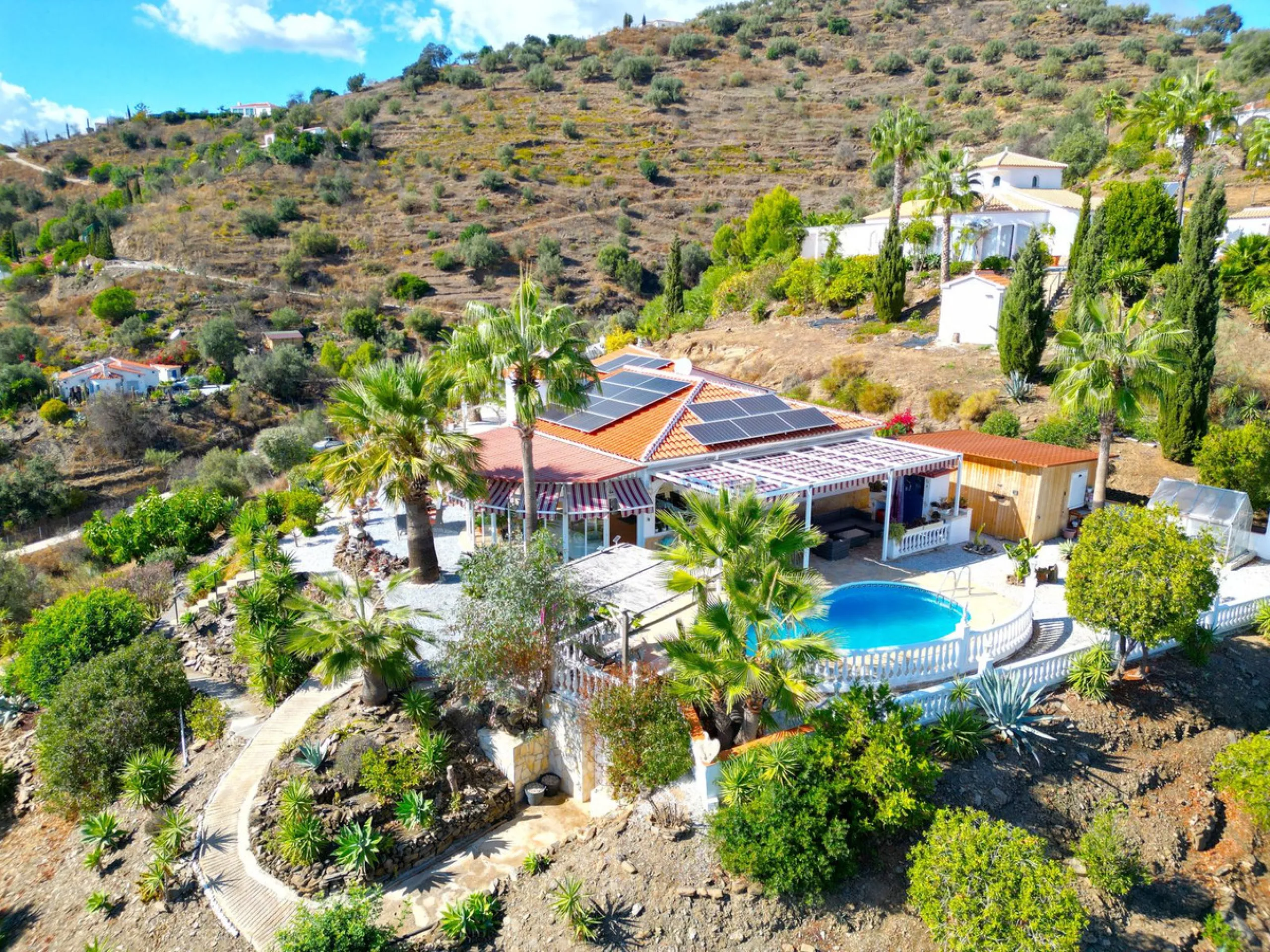 House - Detached Villa в продаже в Arenas, Málaga. В доме 3 спален и 2 ванных комнат. Площадь дома 235 м². Площадь участка 9500 м²