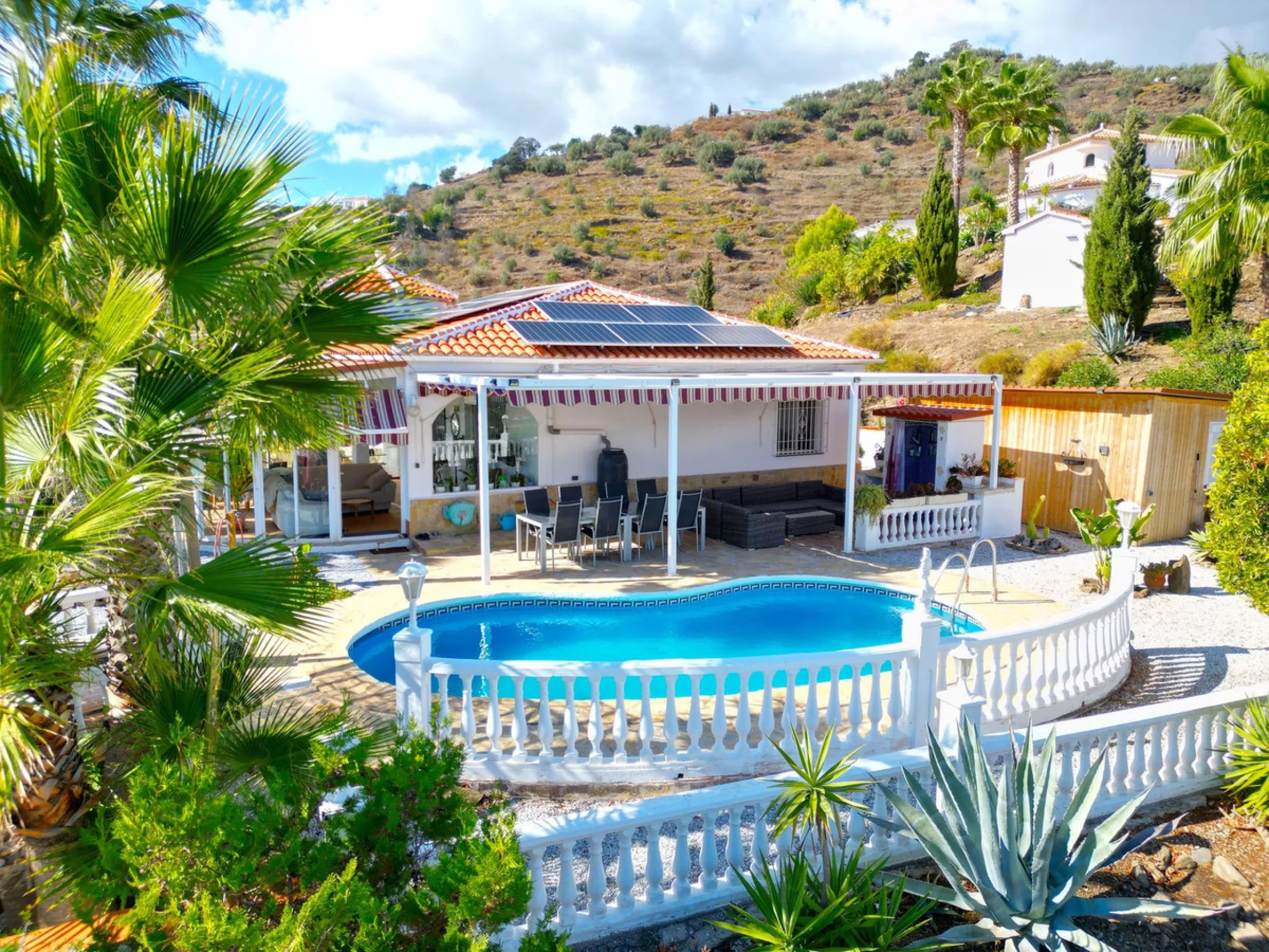 House - Detached Villa в продаже в Arenas, Málaga. В доме 3 спален и 2 ванных комнат. Площадь дома 235 м². Площадь участка 9500 м²