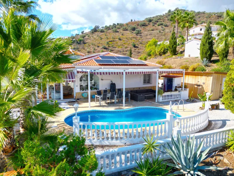 House - Detached Villa в продаже в Arenas, Málaga. В доме 3 спален и 2 ванных комнат. Площадь дома 235 м². Площадь участка 9500 м²