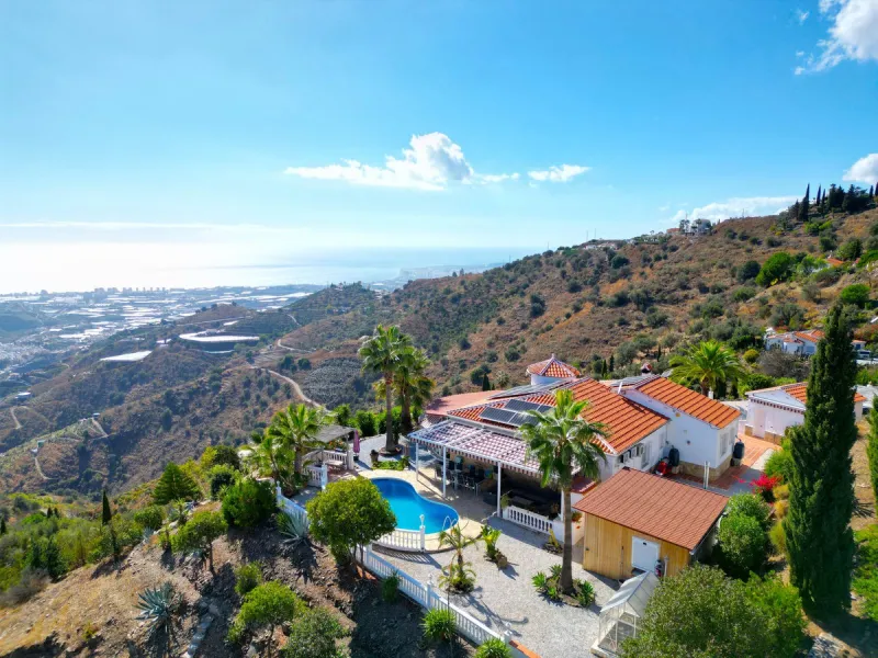 House - Detached Villa в продаже в Arenas, Málaga. В доме 3 спален и 2 ванных комнат. Площадь дома 235 м². Площадь участка 9500 м²