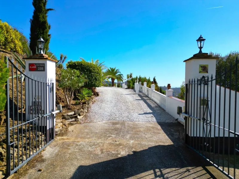 House - Detached Villa в продаже в Arenas, Málaga. В доме 3 спален и 2 ванных комнат. Площадь дома 235 м². Площадь участка 9500 м²