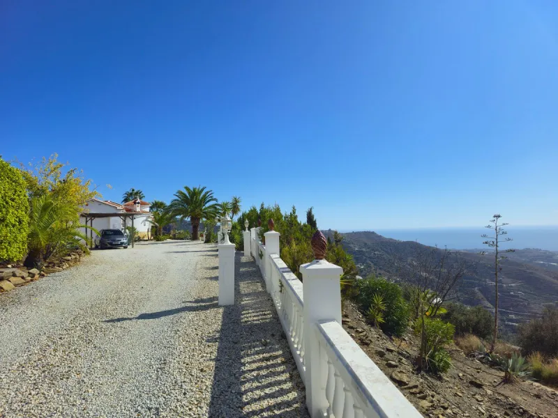 House - Detached Villa в продаже в Arenas, Málaga. В доме 3 спален и 2 ванных комнат. Площадь дома 235 м². Площадь участка 9500 м²