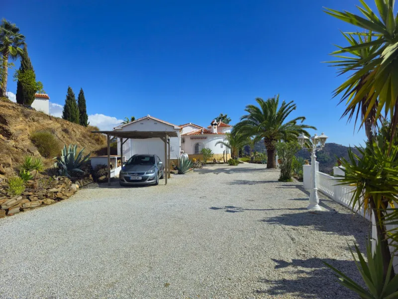 House - Detached Villa в продаже в Arenas, Málaga. В доме 3 спален и 2 ванных комнат. Площадь дома 235 м². Площадь участка 9500 м²