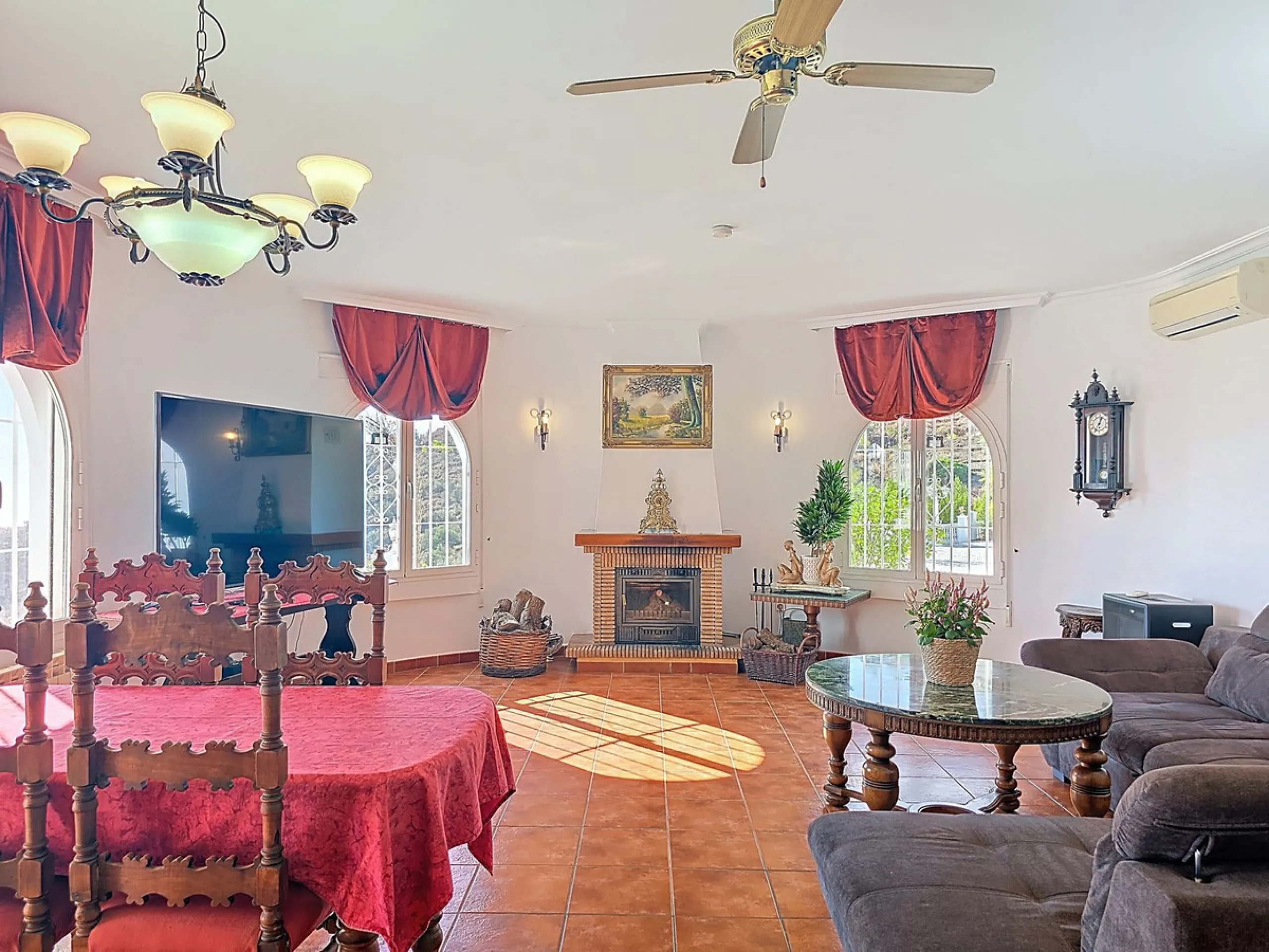 House - Detached Villa в продаже в Arenas, Málaga. В доме 3 спален и 2 ванных комнат. Площадь дома 235 м². Площадь участка 9500 м²