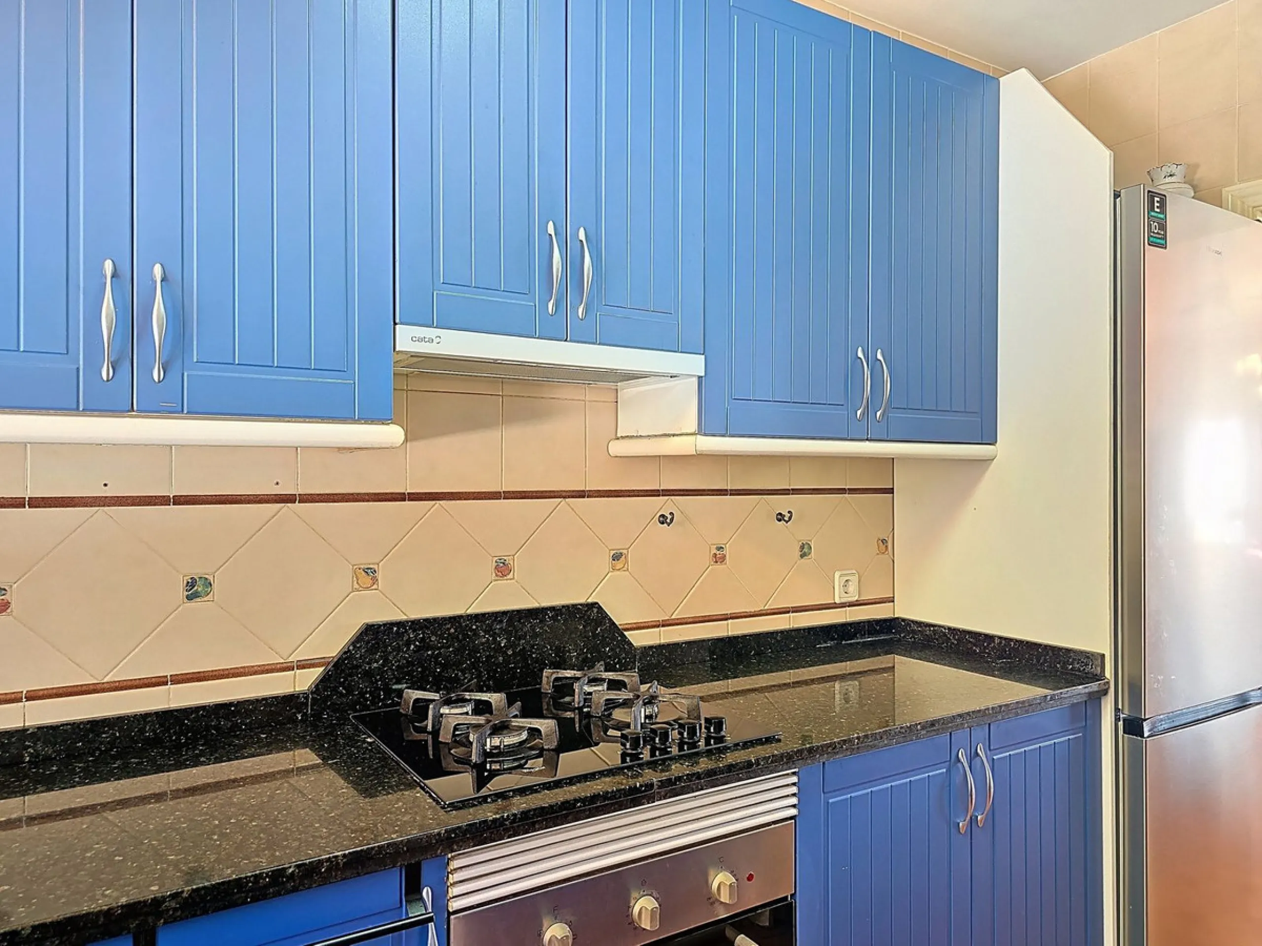 House - Detached Villa в продаже в Arenas, Málaga. В доме 3 спален и 2 ванных комнат. Площадь дома 235 м². Площадь участка 9500 м²