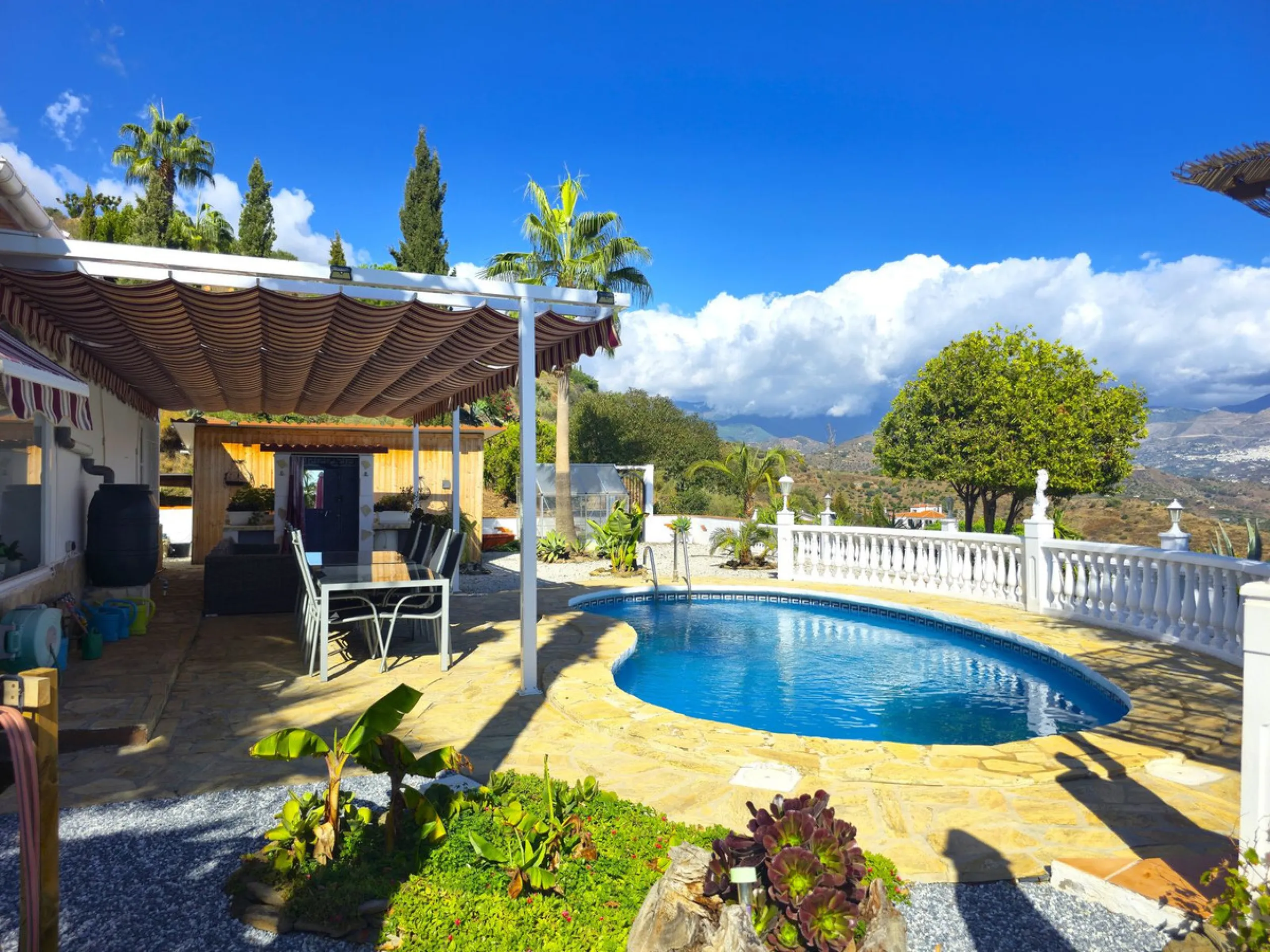 House - Detached Villa в продаже в Arenas, Málaga. В доме 3 спален и 2 ванных комнат. Площадь дома 235 м². Площадь участка 9500 м²