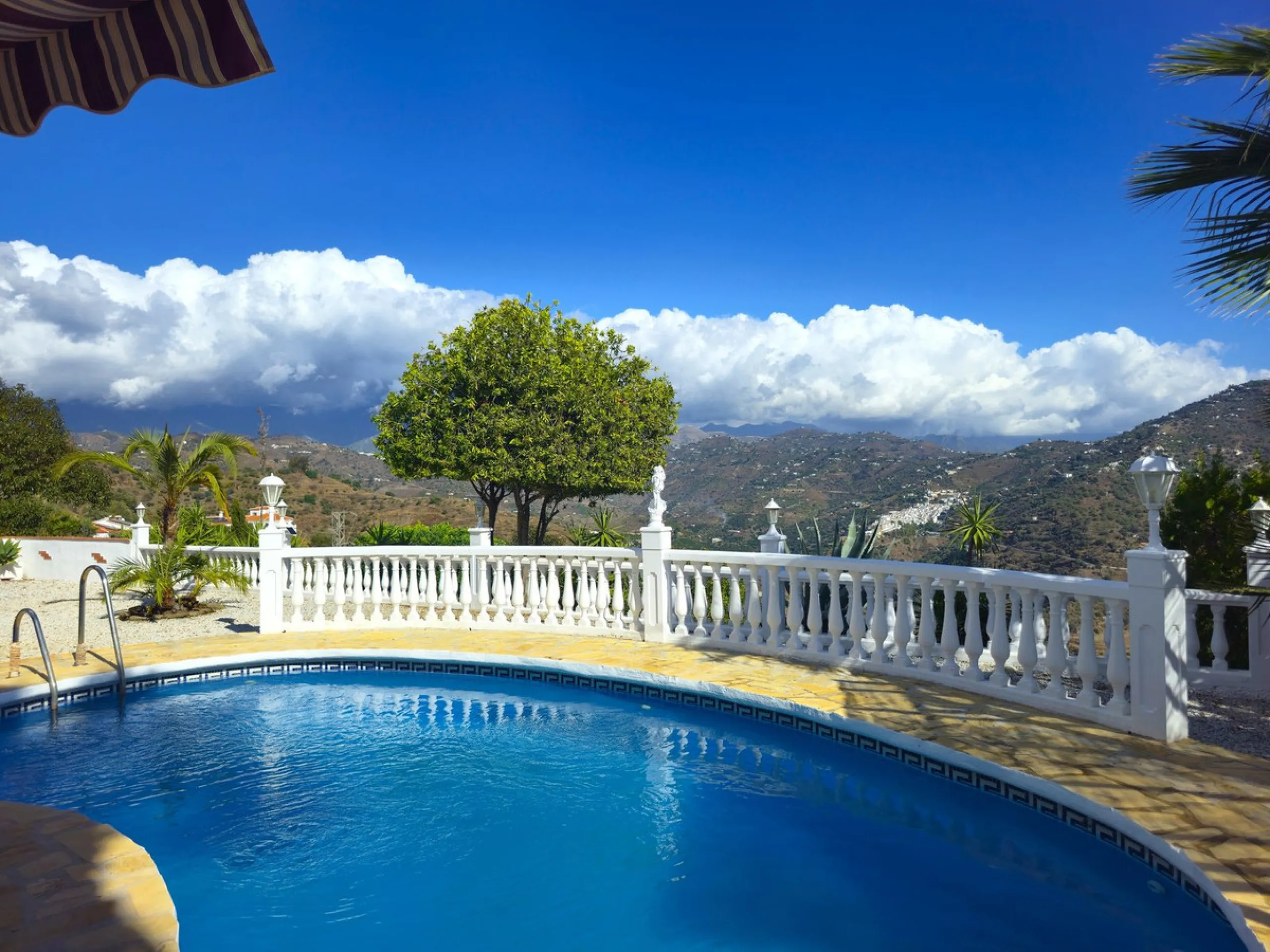 House - Detached Villa в продаже в Arenas, Málaga. В доме 3 спален и 2 ванных комнат. Площадь дома 235 м². Площадь участка 9500 м²