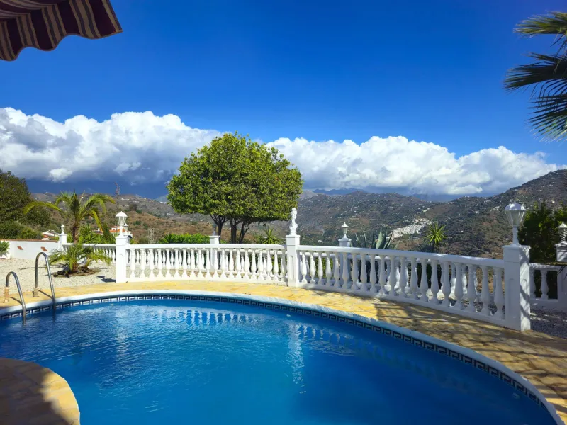 House - Detached Villa в продаже в Arenas, Málaga. В доме 3 спален и 2 ванных комнат. Площадь дома 235 м². Площадь участка 9500 м²