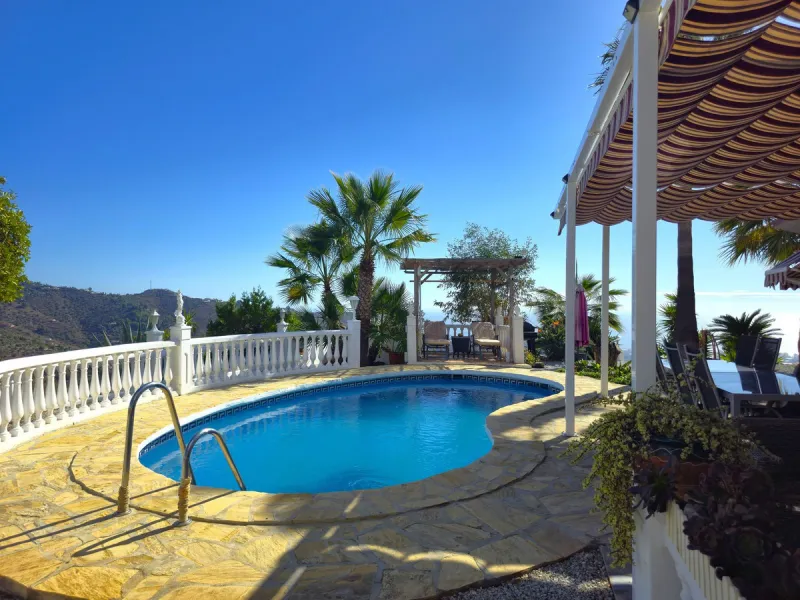House - Detached Villa в продаже в Arenas, Málaga. В доме 3 спален и 2 ванных комнат. Площадь дома 235 м². Площадь участка 9500 м²