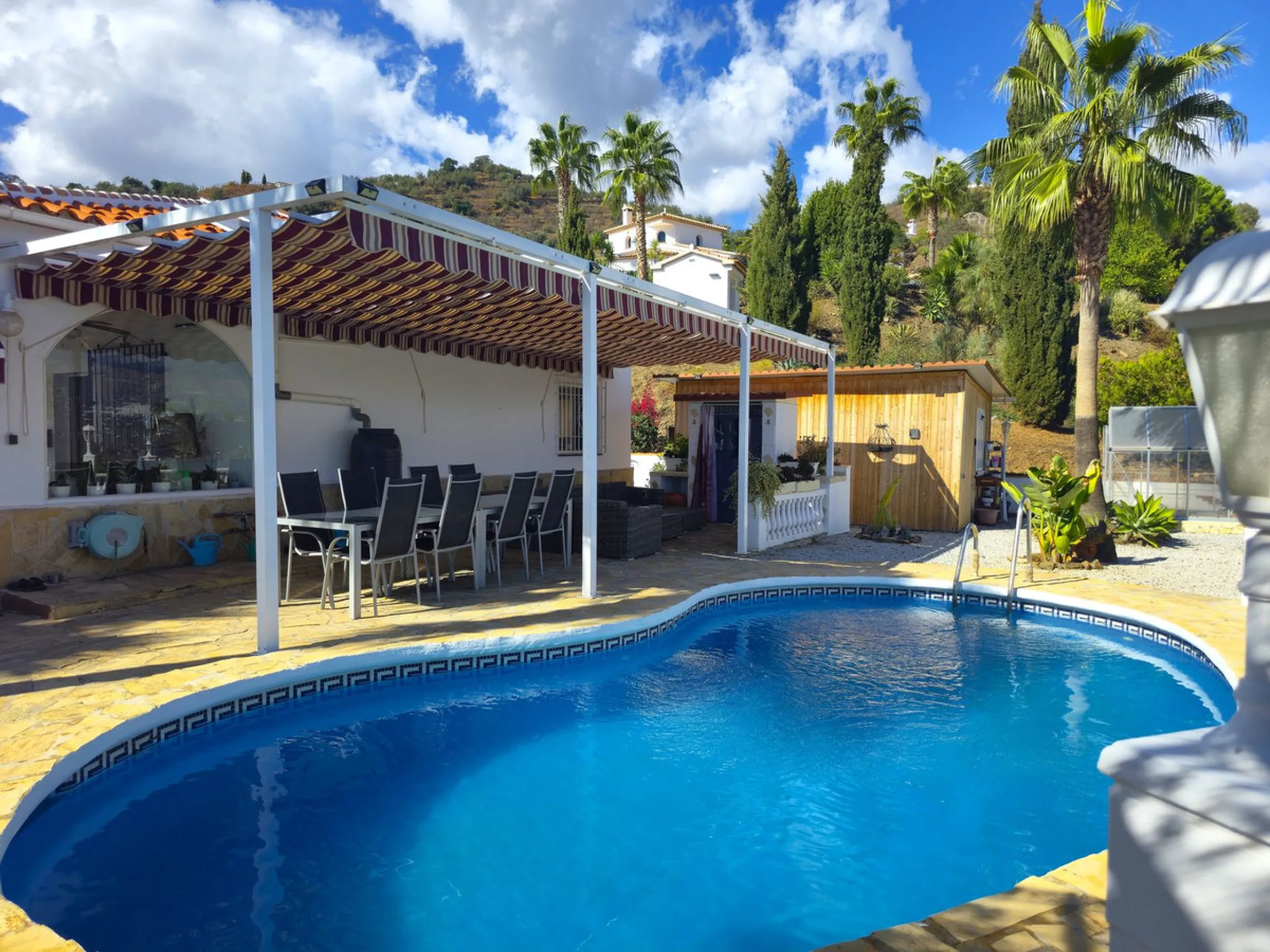 House - Detached Villa в продаже в Arenas, Málaga. В доме 3 спален и 2 ванных комнат. Площадь дома 235 м². Площадь участка 9500 м²