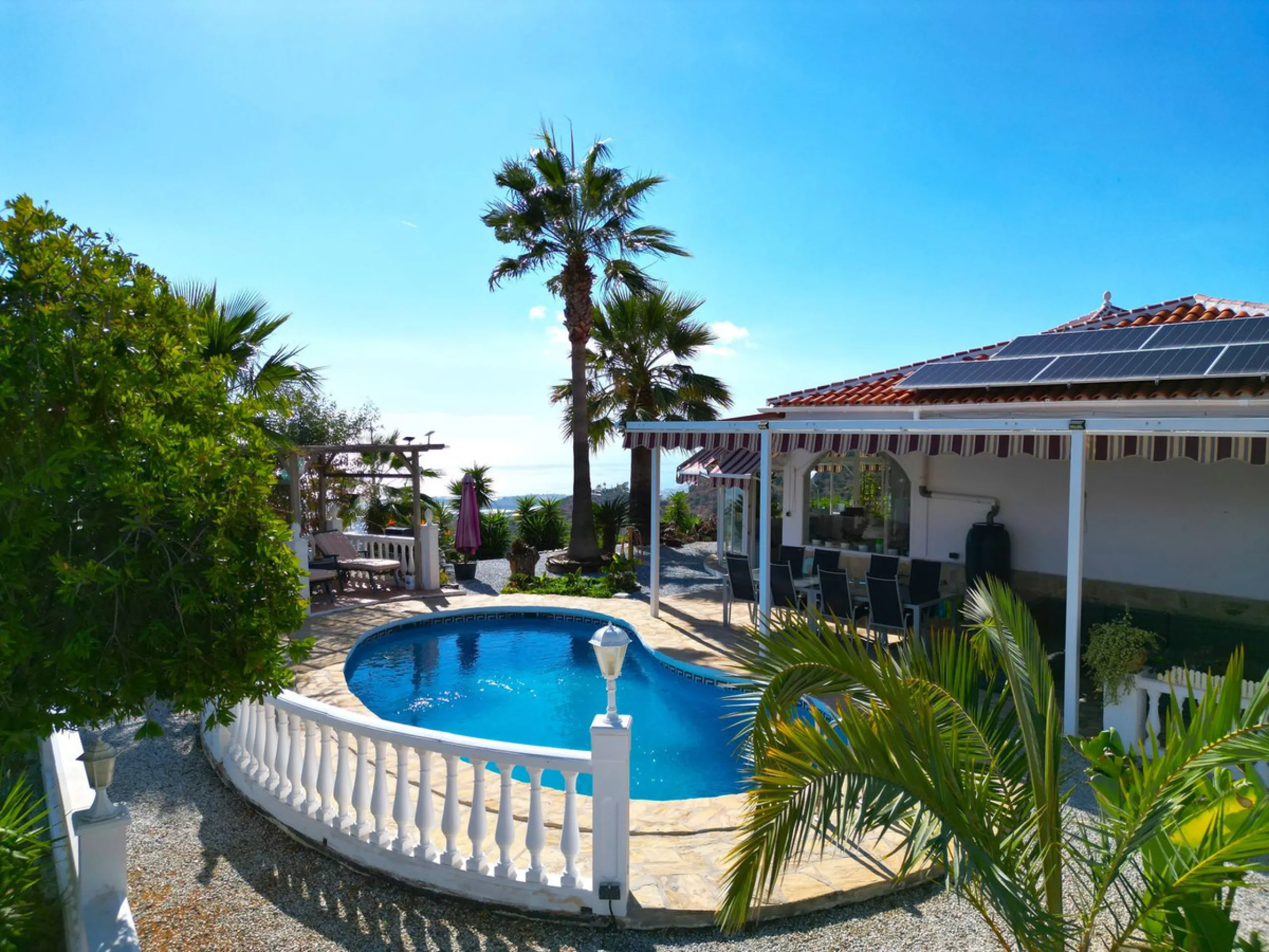 House - Detached Villa в продаже в Arenas, Málaga. В доме 3 спален и 2 ванных комнат. Площадь дома 235 м². Площадь участка 9500 м²