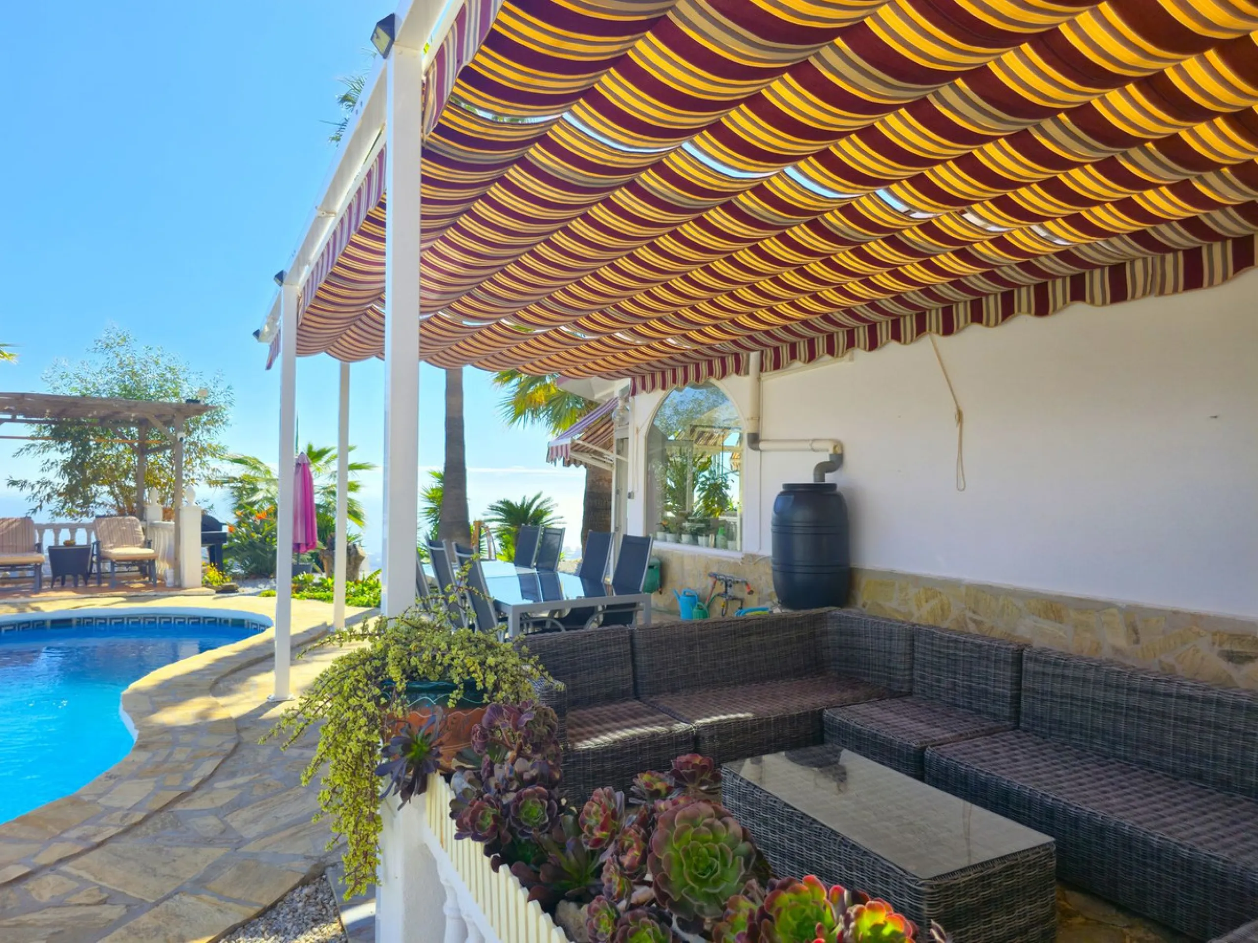 House - Detached Villa в продаже в Arenas, Málaga. В доме 3 спален и 2 ванных комнат. Площадь дома 235 м². Площадь участка 9500 м²
