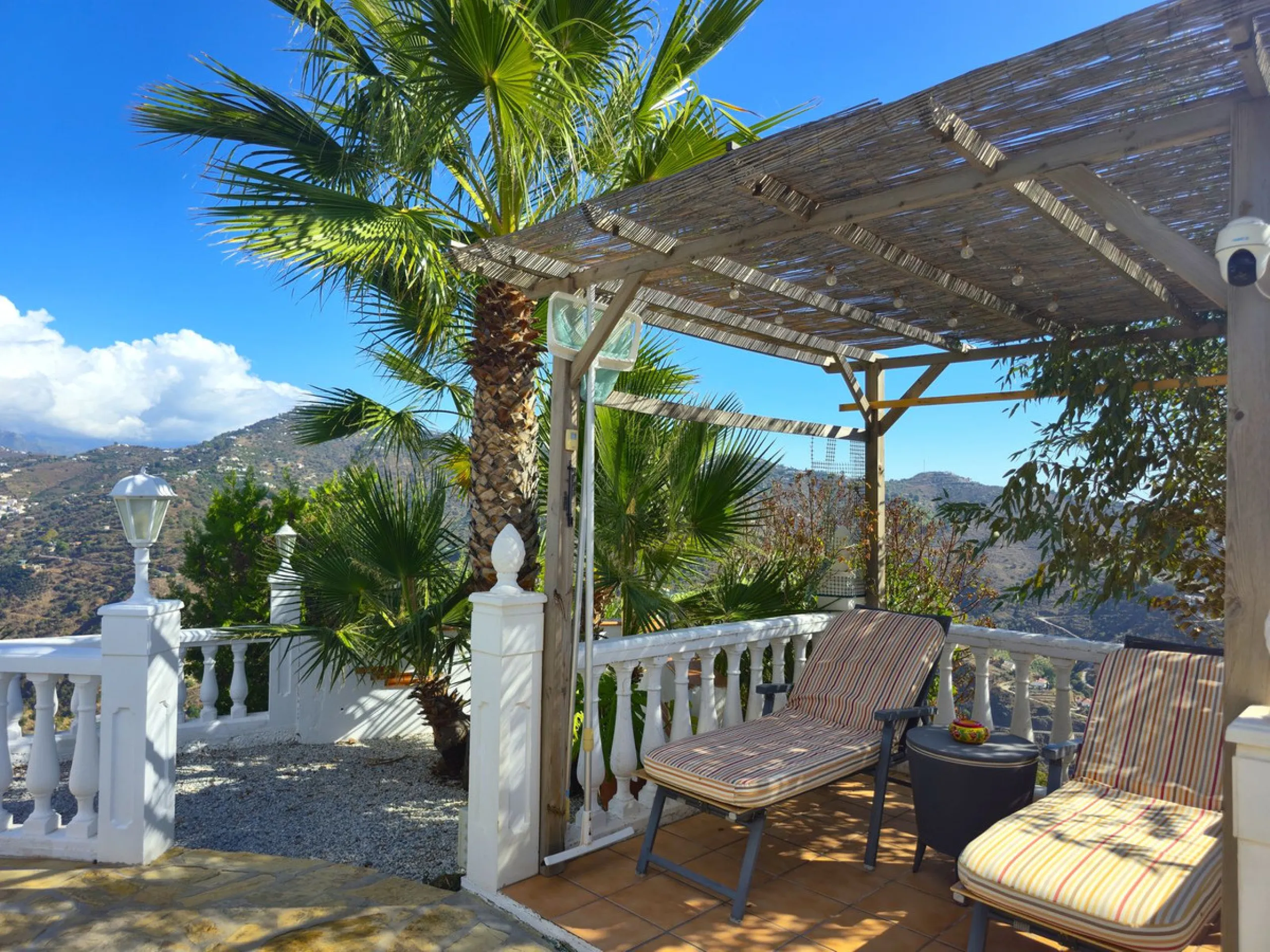 House - Detached Villa в продаже в Arenas, Málaga. В доме 3 спален и 2 ванных комнат. Площадь дома 235 м². Площадь участка 9500 м²
