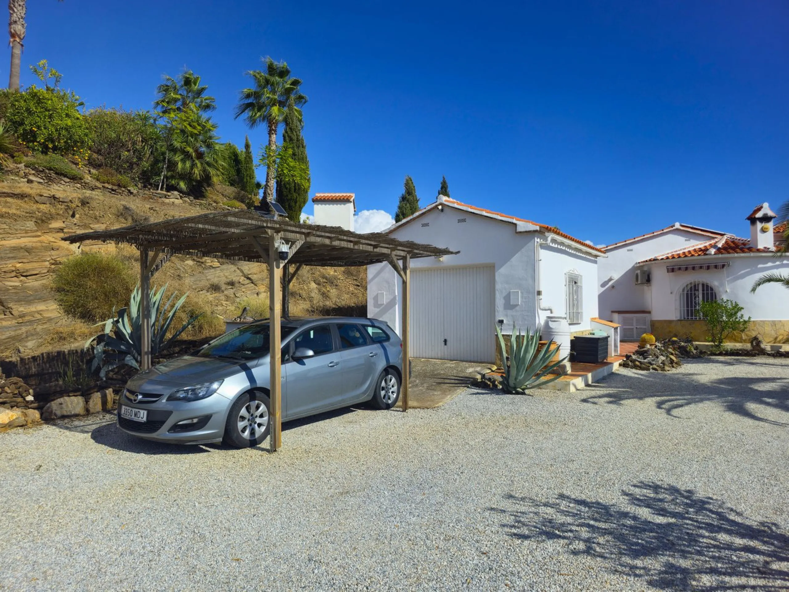 House - Detached Villa в продаже в Arenas, Málaga. В доме 3 спален и 2 ванных комнат. Площадь дома 235 м². Площадь участка 9500 м²