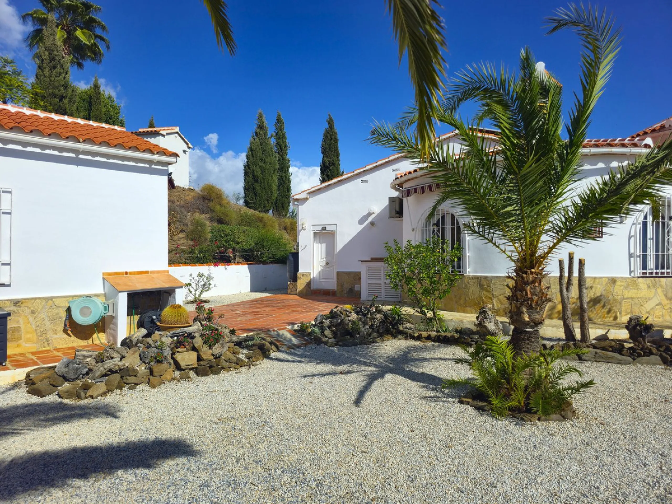 House - Detached Villa в продаже в Arenas, Málaga. В доме 3 спален и 2 ванных комнат. Площадь дома 235 м². Площадь участка 9500 м²