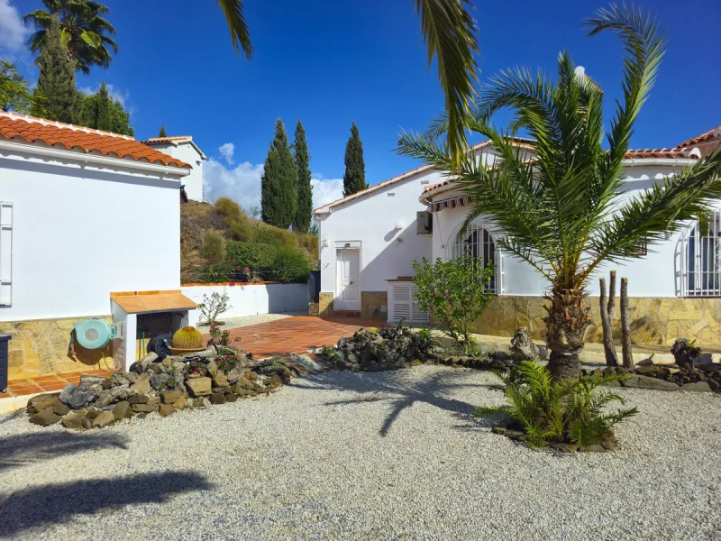 House - Detached Villa в продаже в Arenas, Málaga. В доме 3 спален и 2 ванных комнат. Площадь дома 235 м². Площадь участка 9500 м²